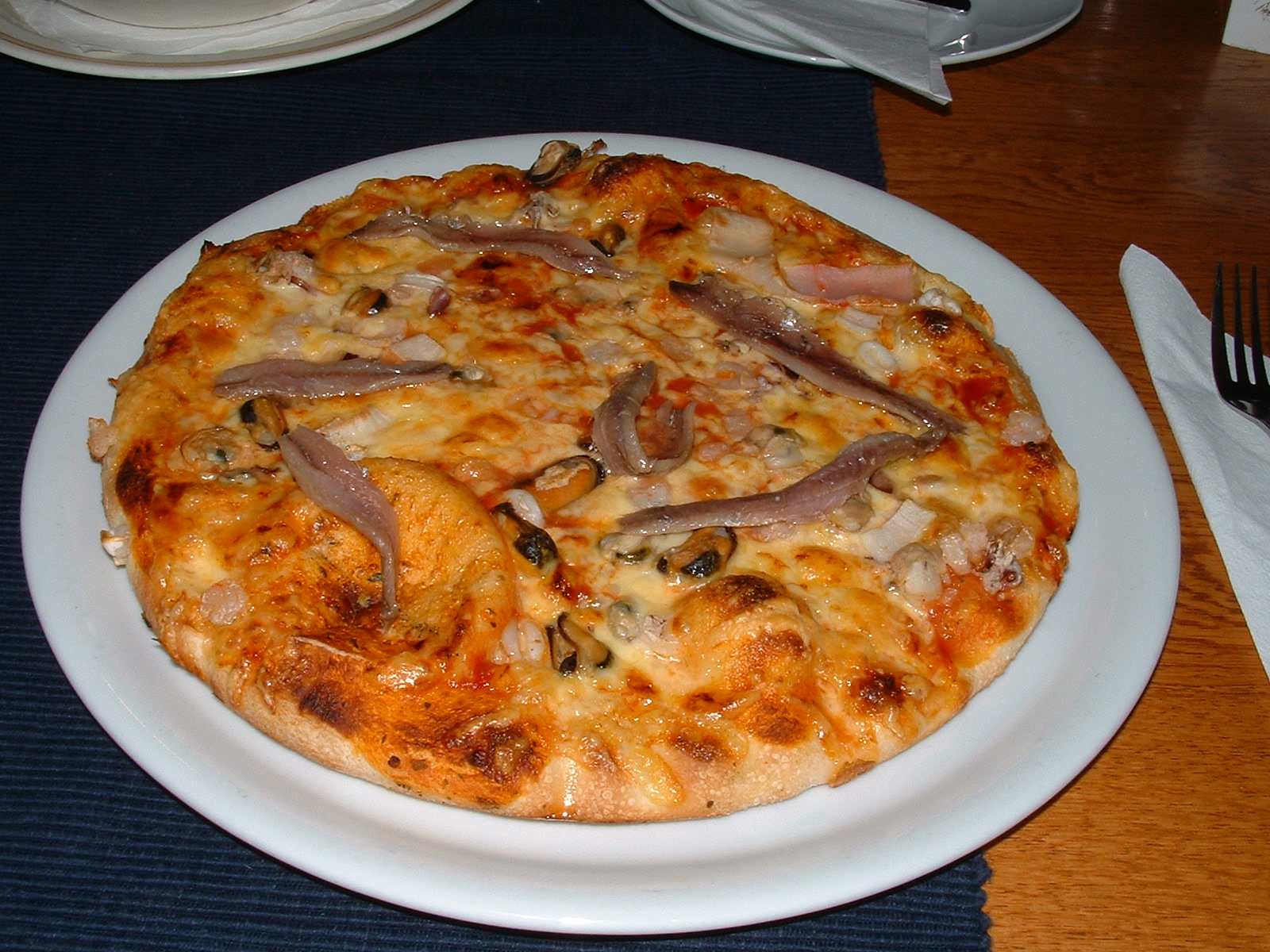 Pizza mit Meeresfrüchten und Sardellen