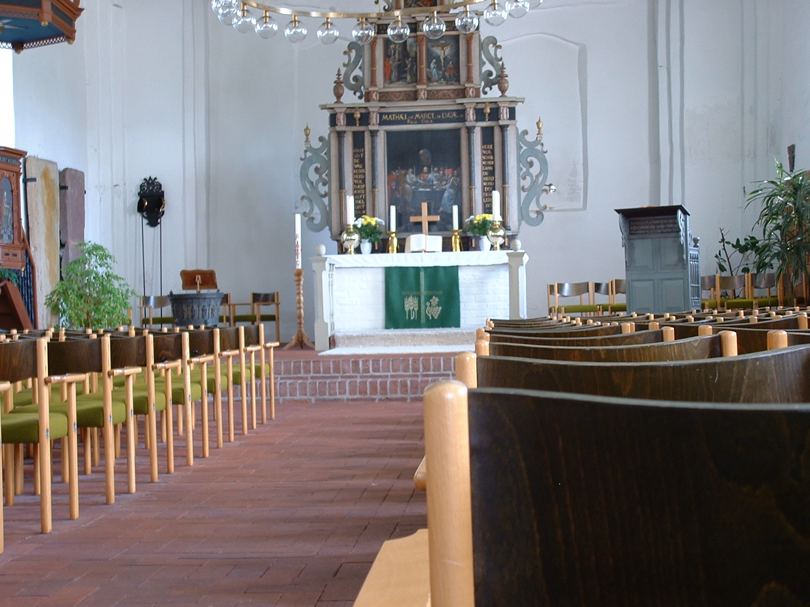 Die Wibadikirche in Wiegboldsbur - Ostfriesland - modernes Gestühl