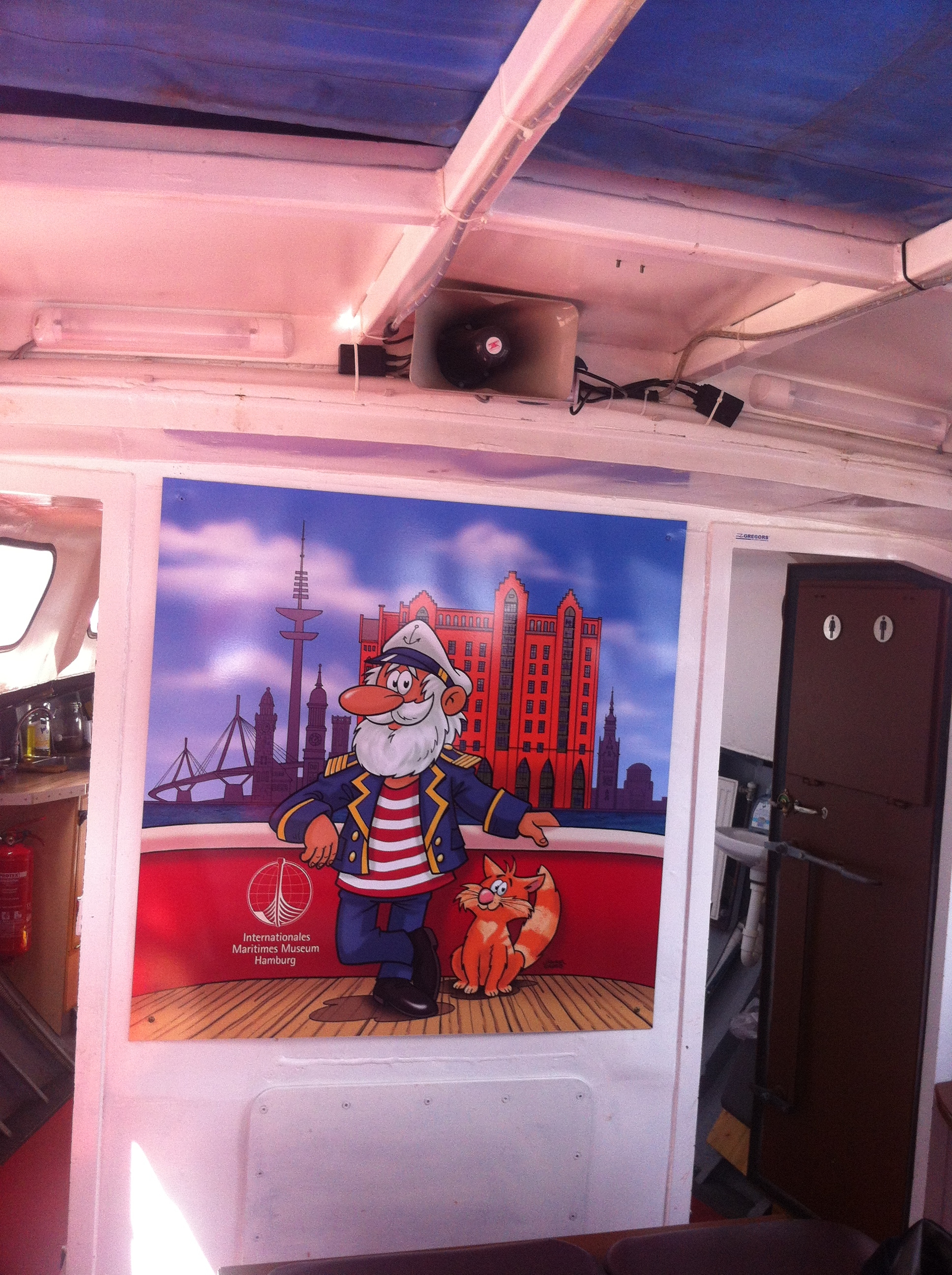 In der Barkasse ein alter Seebär - Reklame für das internationale maritime Museum Hamburg
