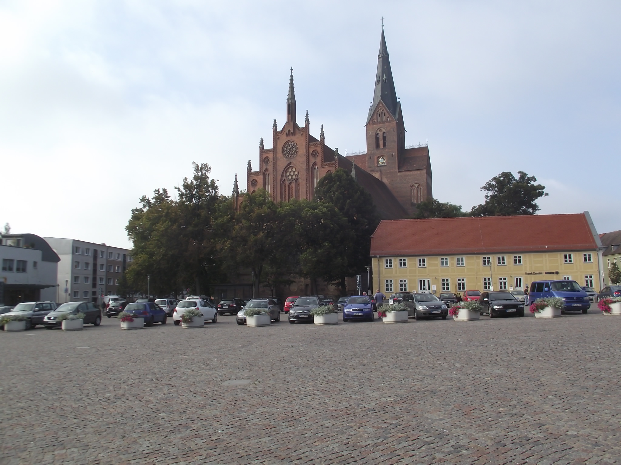 Marktplatz und die St. Marien Kirche in Friedland