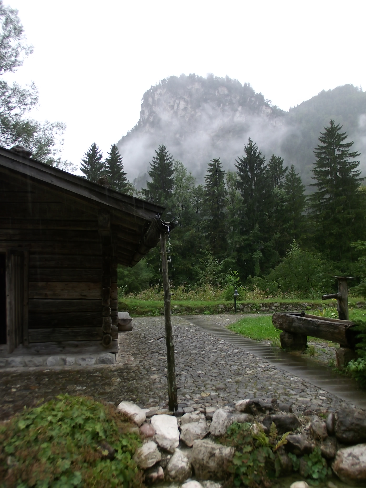 Grassl Enzian Brennerei in Berchtesgaden - Blick zu den Bergen an der alten Brennhütte