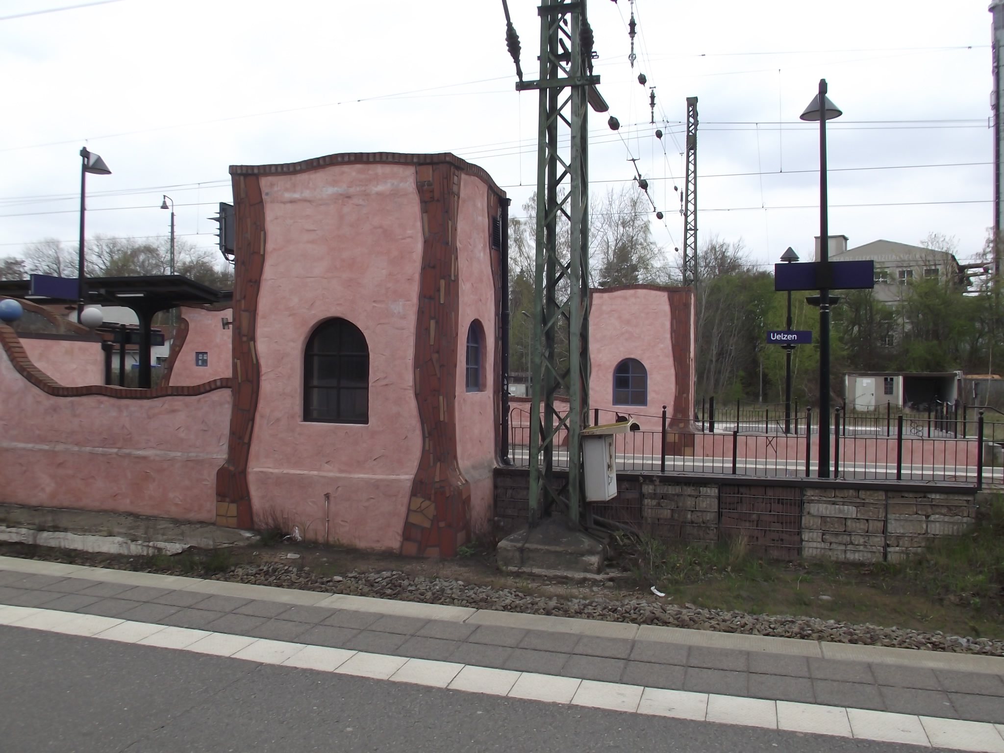 Hundertwasserbahnhof in Uelzen Expo Projekt 2000 - Die linken Gleise vom Bahnhof mit den Fahrstühlen