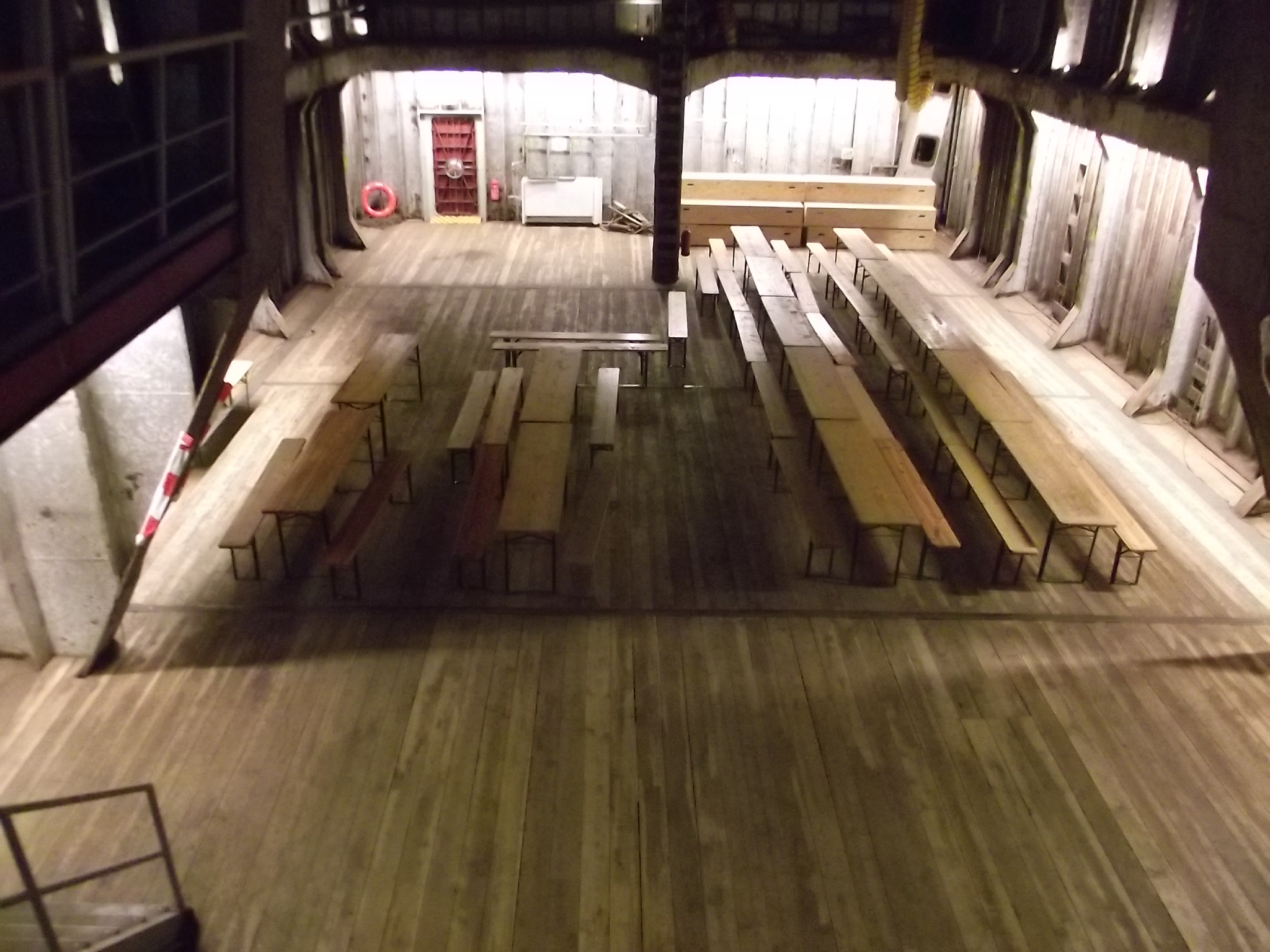 Im Frachtraum der MS Bleichen - Partyraum genannt Luke II mit Holzfußboden