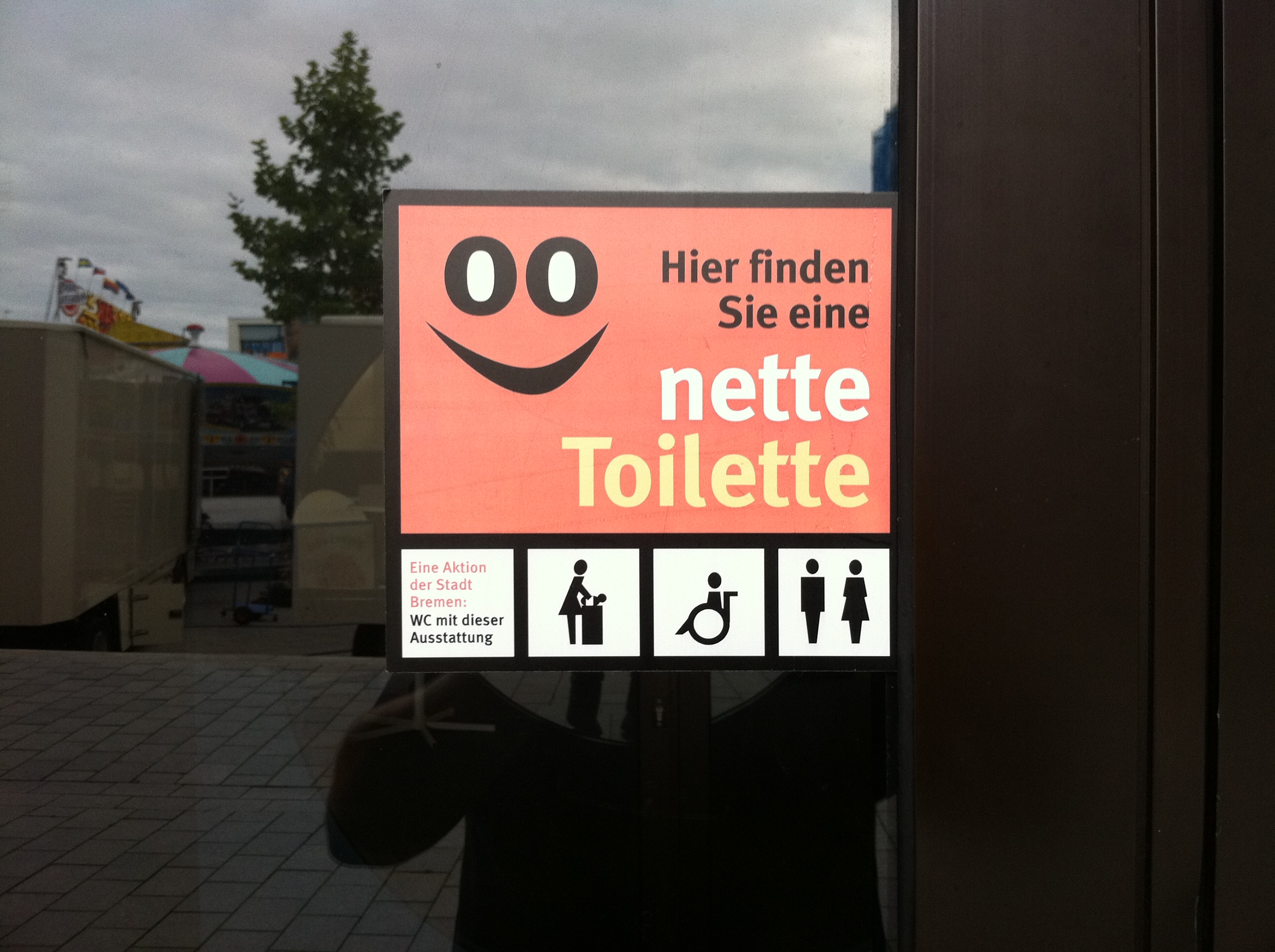 Am Eingang vom Bürgerhaus in Vegesack der Hinweis &quot;nette Toilette&quot;