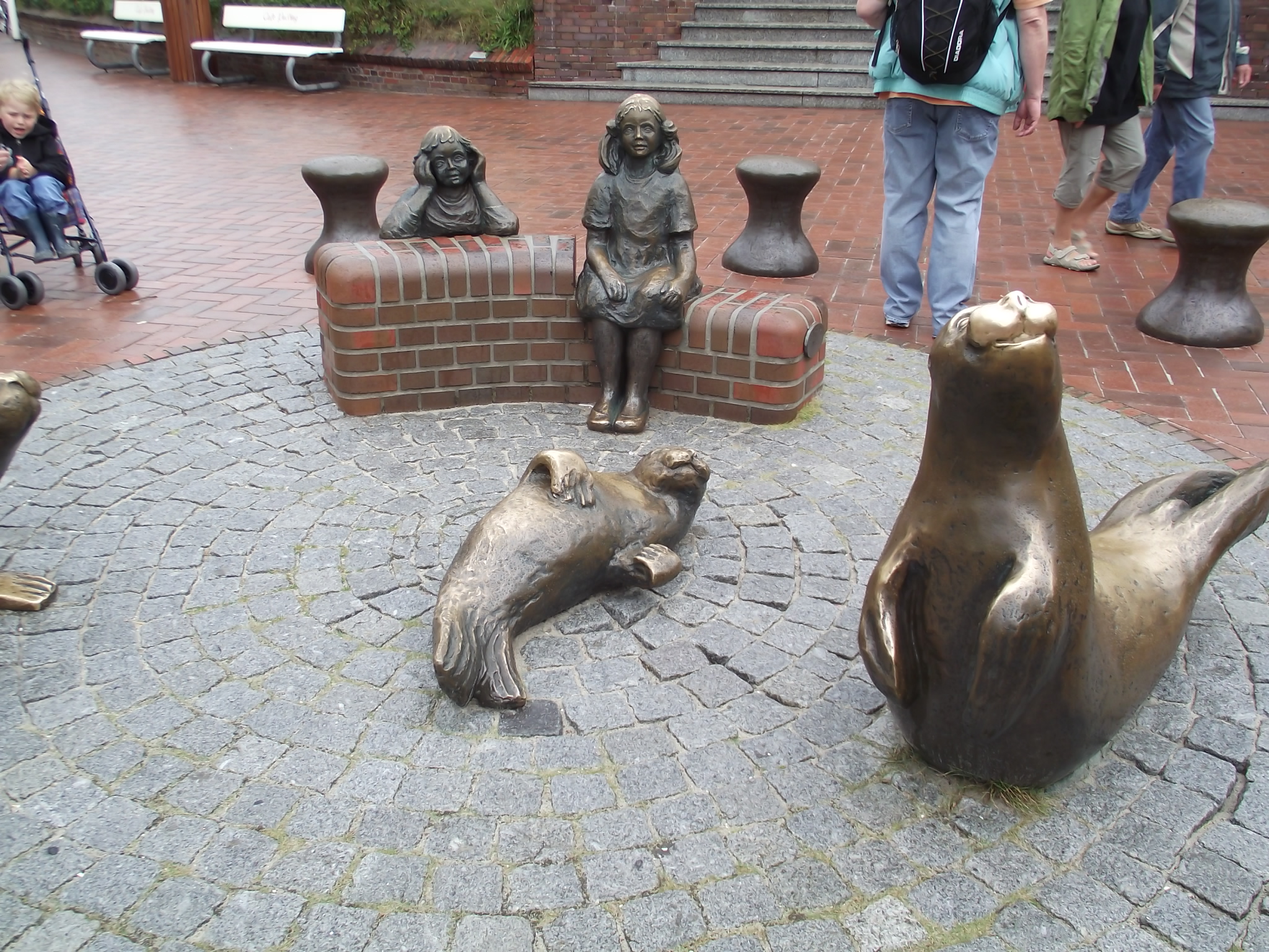 Bronze Kinder und Seehunde vor dem Café Pudding auf Wangerooge