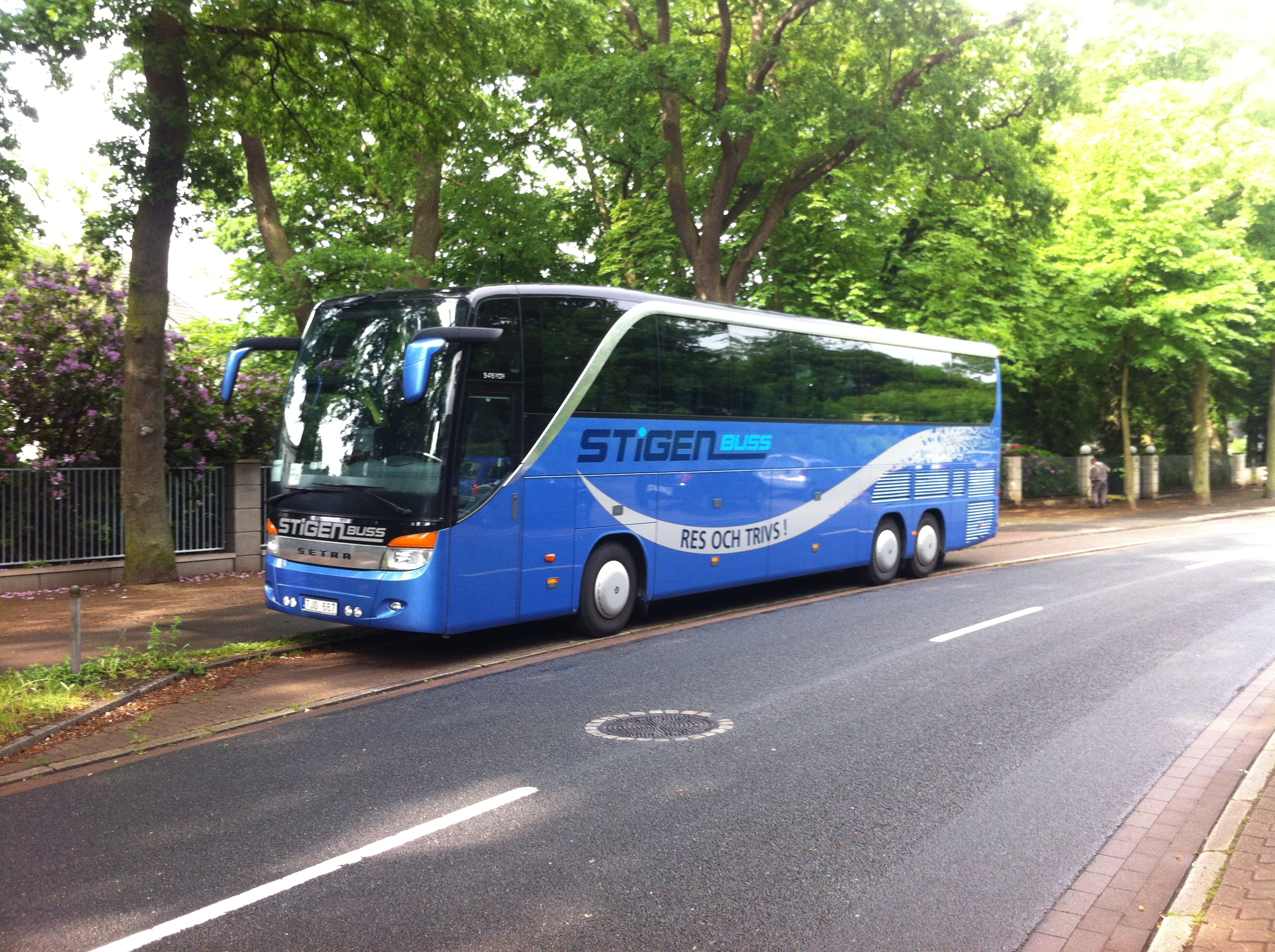 Ein schwedischer Bus am Rhododendronpark