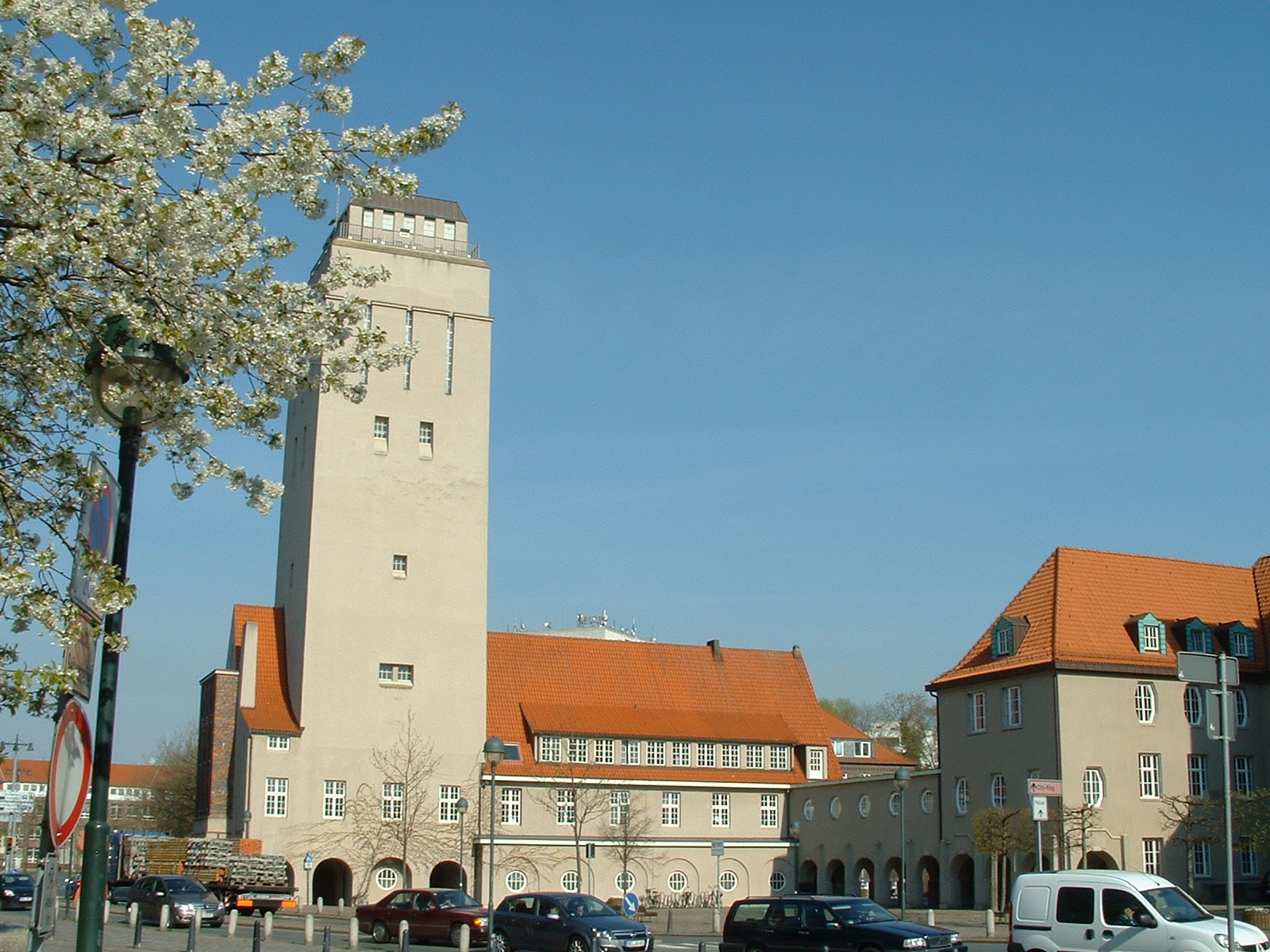 Rathaus - Sitz der Delmenhorster Stadtverwaltung mit Blick zum Wasserturm