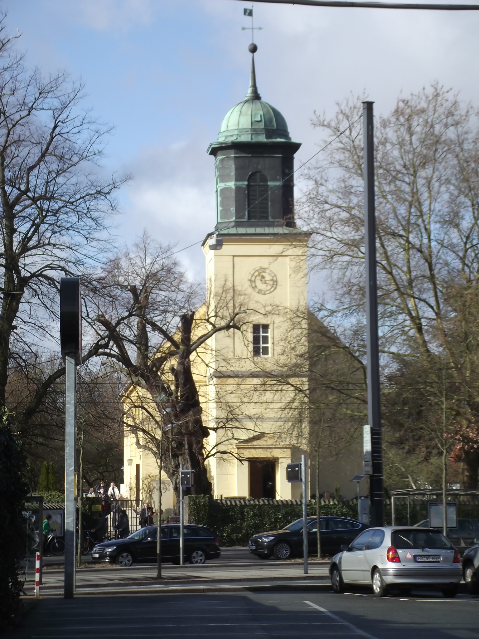 Blick vom Parkplatz Lestra auf die alte Kirche von Horn-Lehe