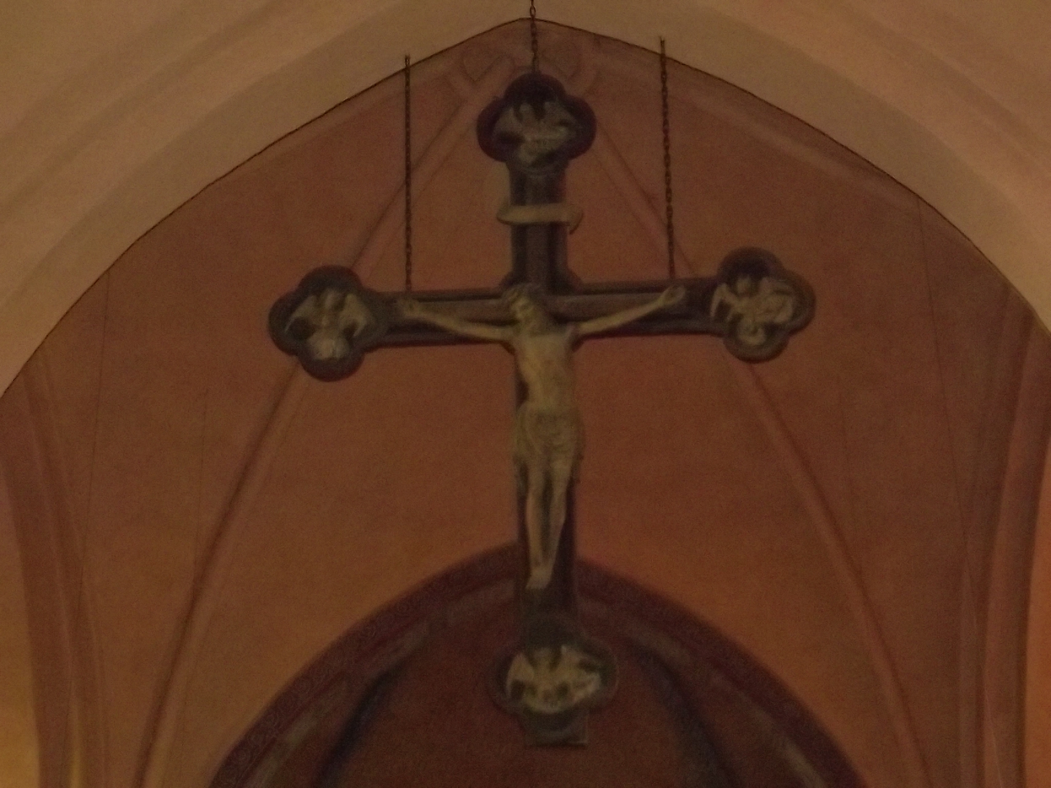 Kreuz mit Jesus über dem Altar in der ev. luth. Alexanderkirche in Wildeshausen