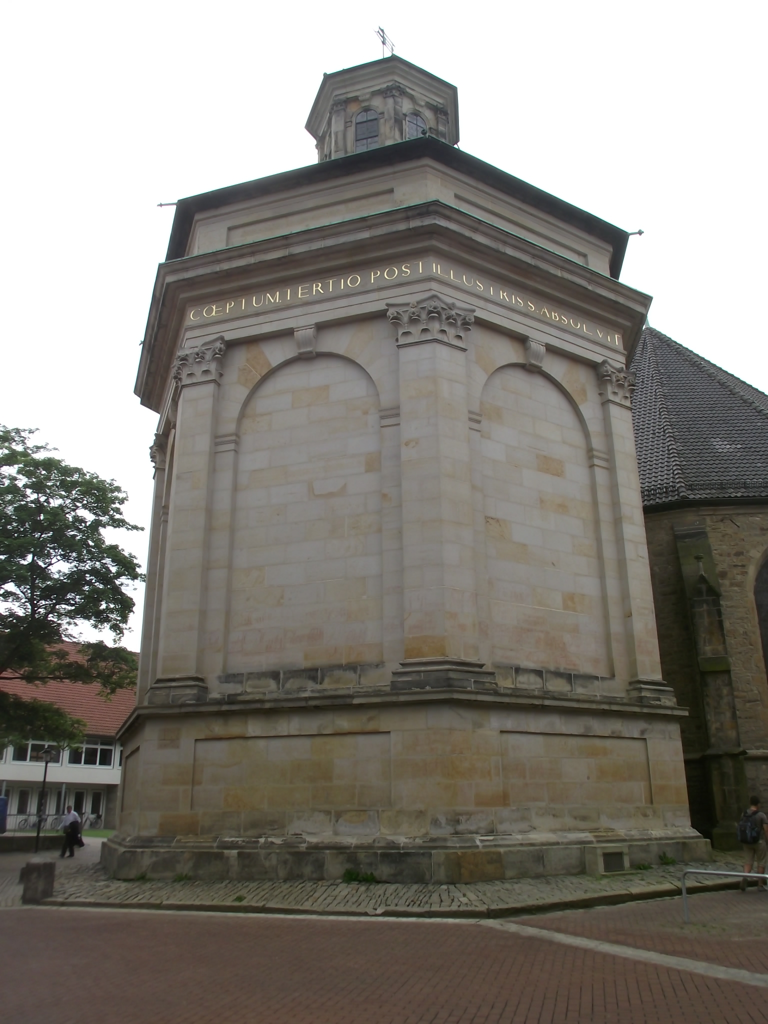 Das siebeneckige Mausoleum in Stadthagen hinter dem Chor der St. Martini Kirche