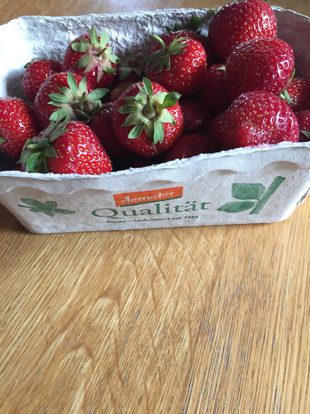 Ein Pfund Erdbeeren 7,70 €
