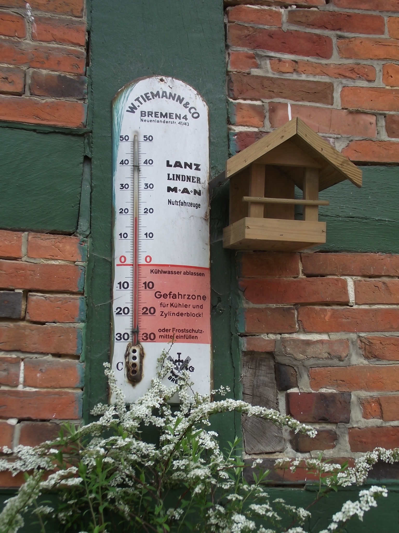 Dötlinger Gartenkultour 2012 - Hof Schweers - altes Thermometer - aktuell 19°C