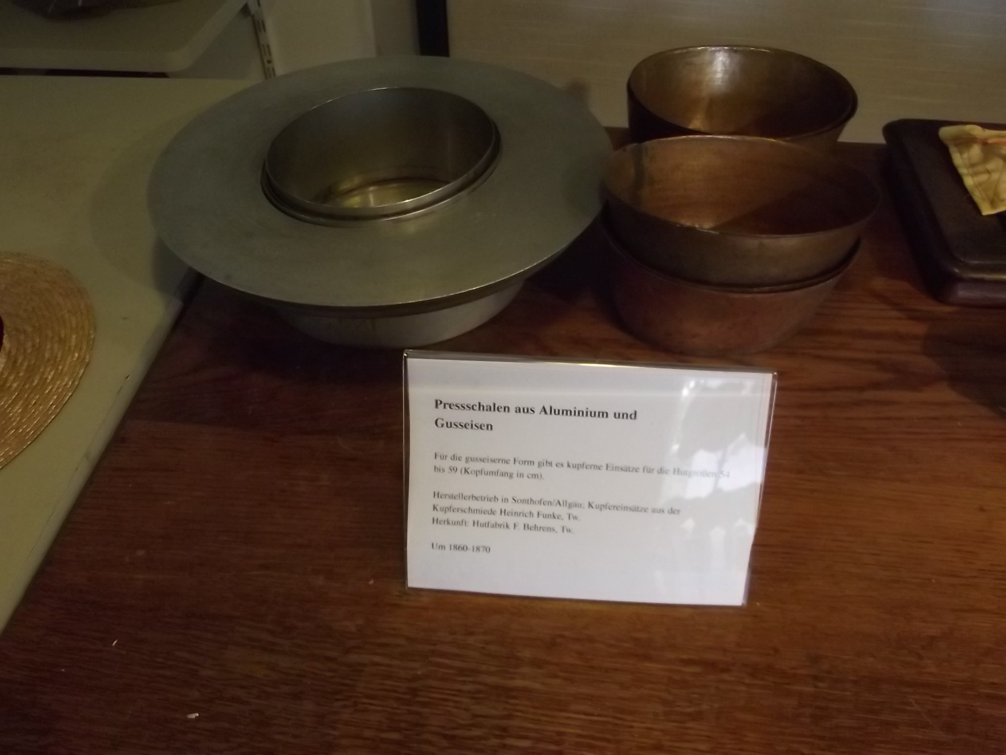 Im Museum der Strohverarbeitung in Twistringen - Preßschalen für Hüte