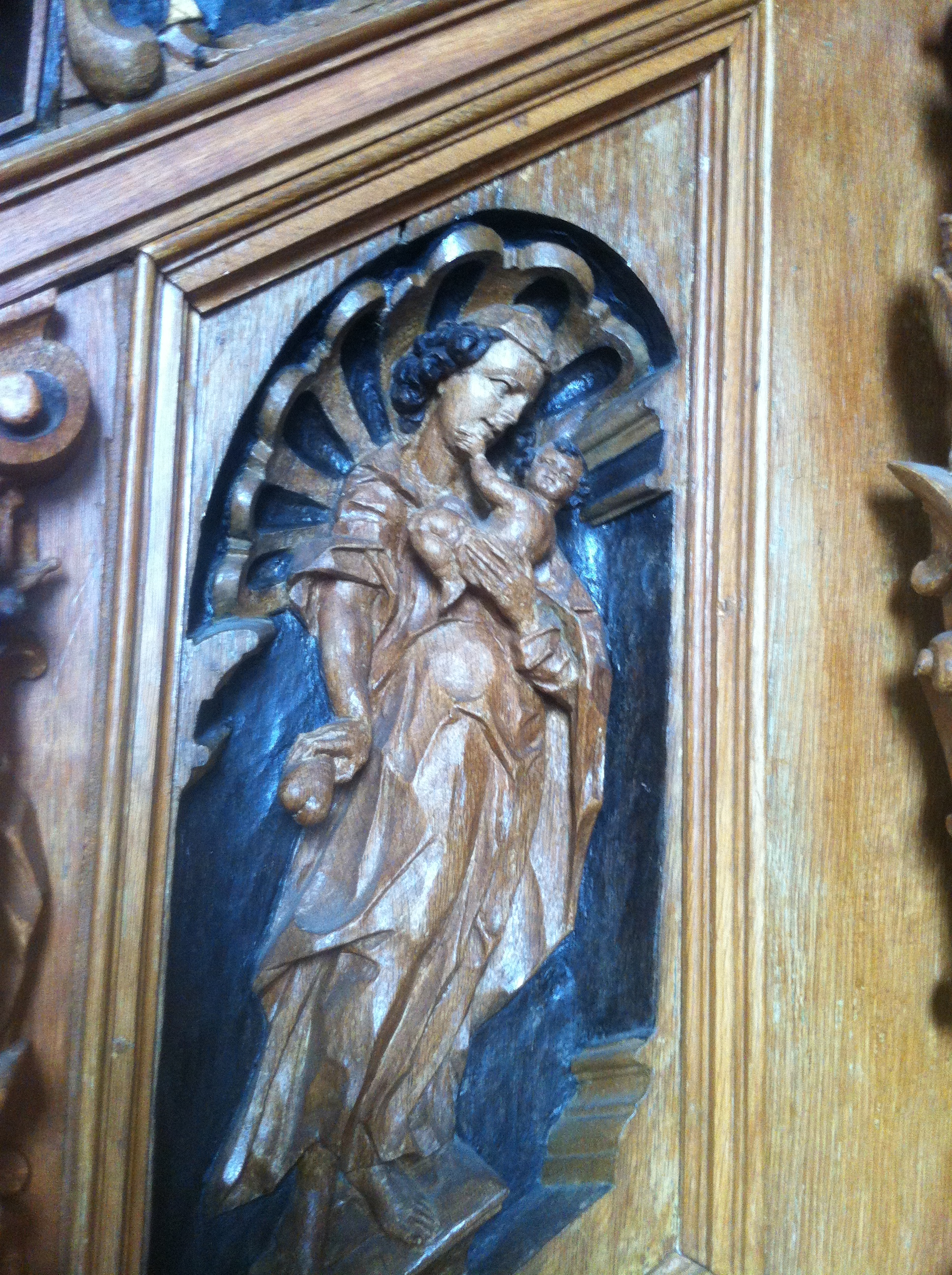 Geschnitzte Figuren an der Kanzel der schönen Kirche in Apen