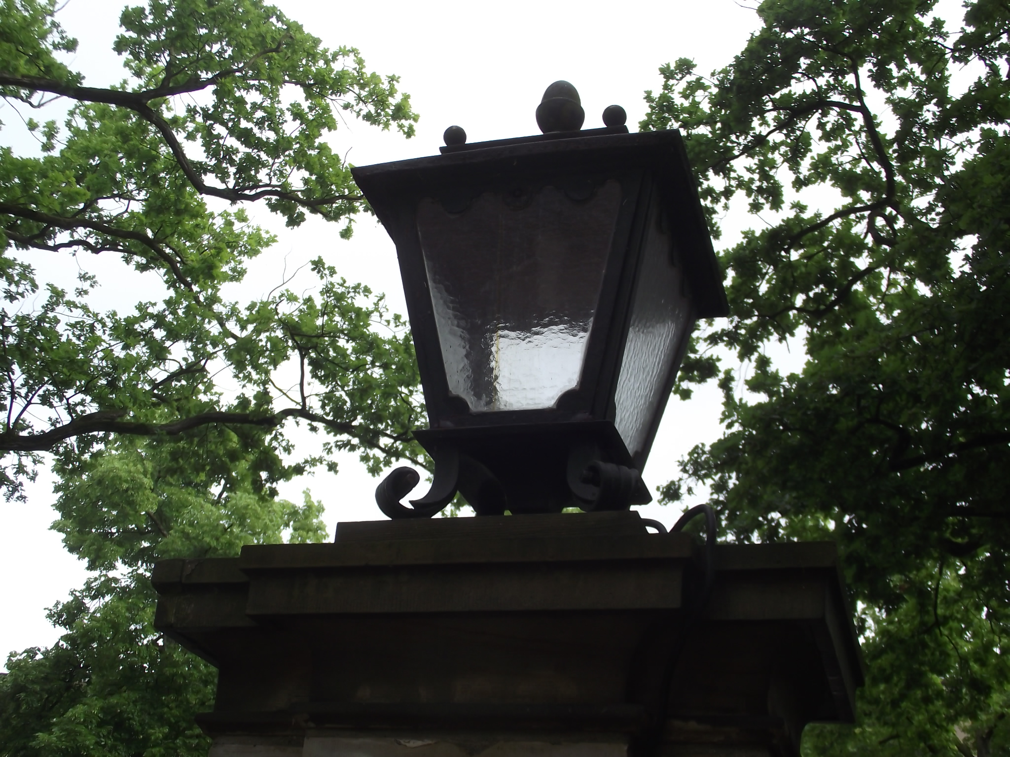 Alte Lampen an der Einfahrt zur Bremer Heimstiftung in der Marcusallee am Rhododendronpark