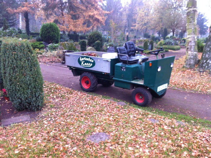 Fahrzeug von Knoop auf dem Friedhof Bungerhof