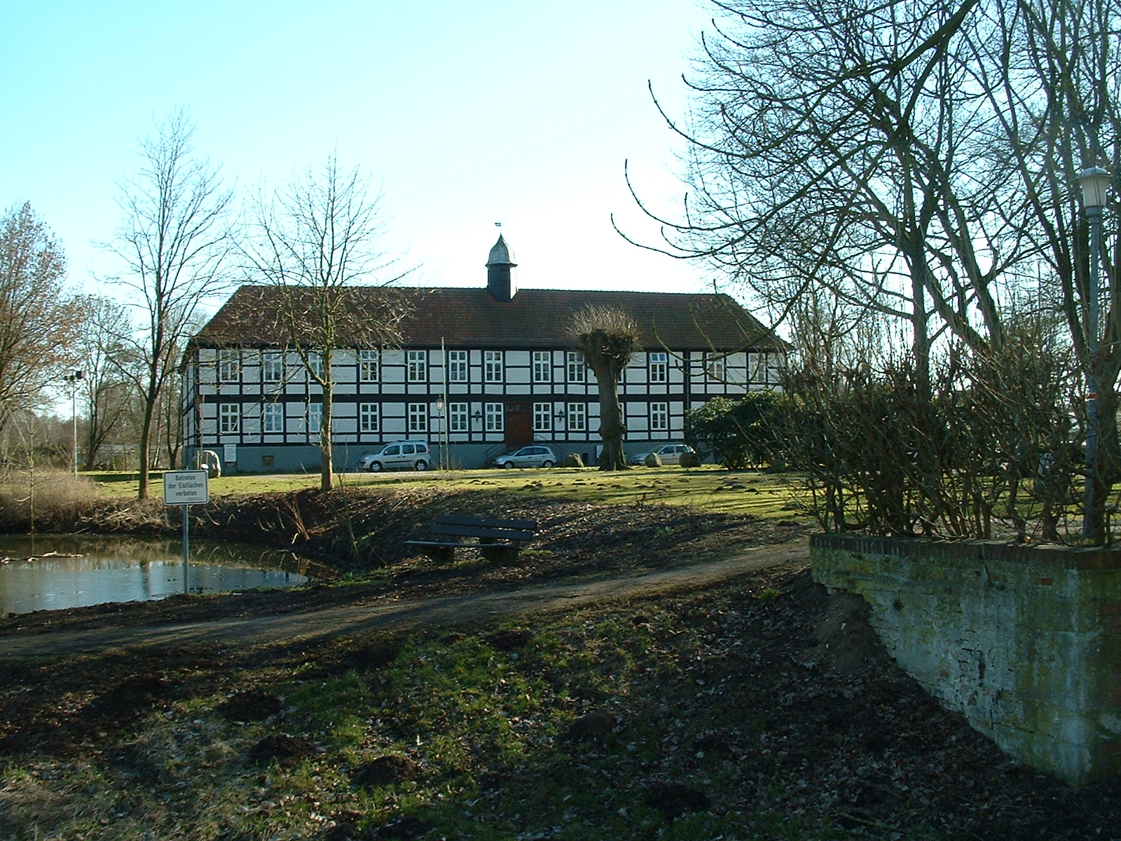 Gegenüber vom Hotel Wasserburg der Amtshof ein Fachwerkbau von 1741-44