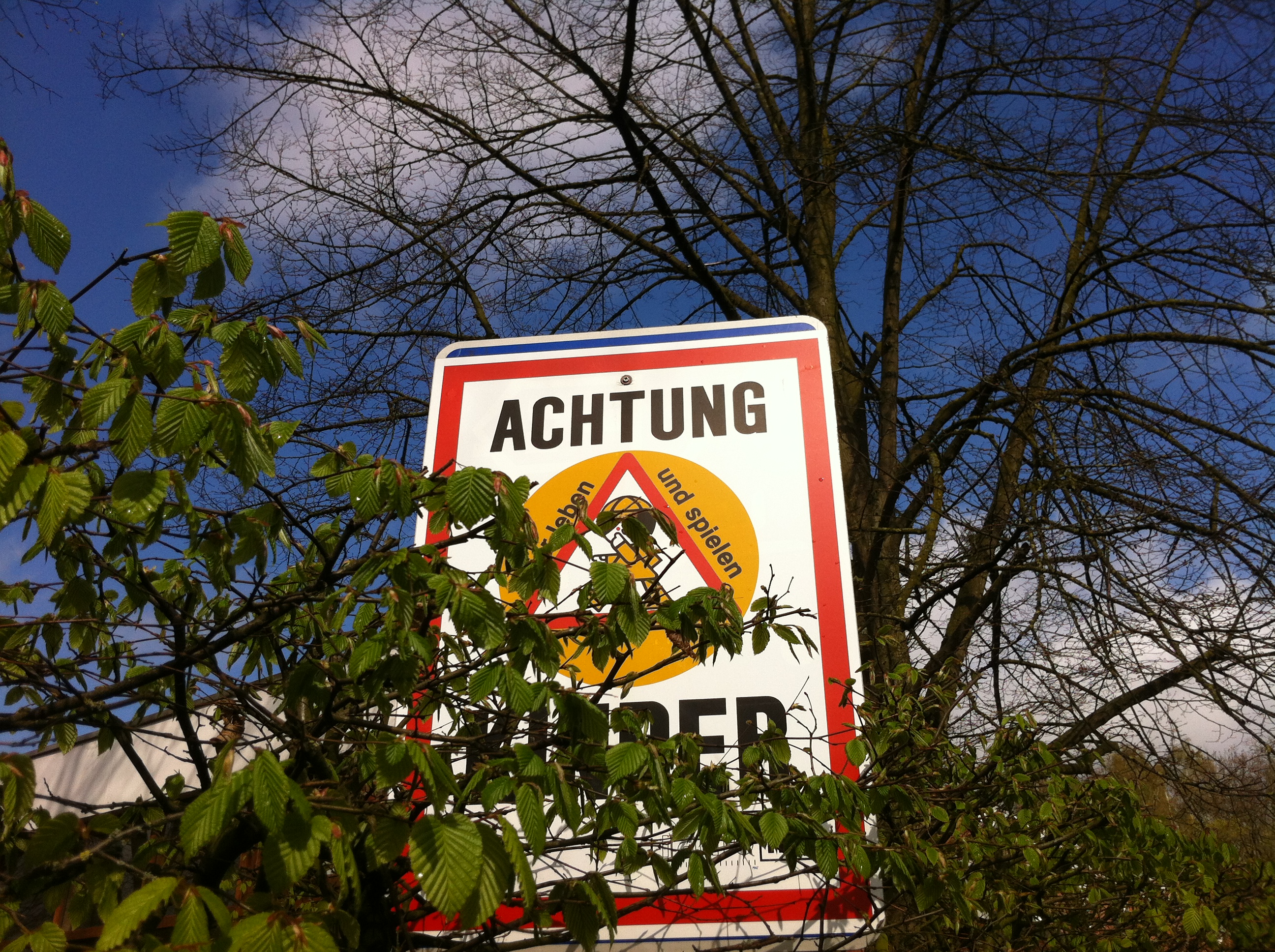 Kindertagesstätte - Warnschild an der Straße