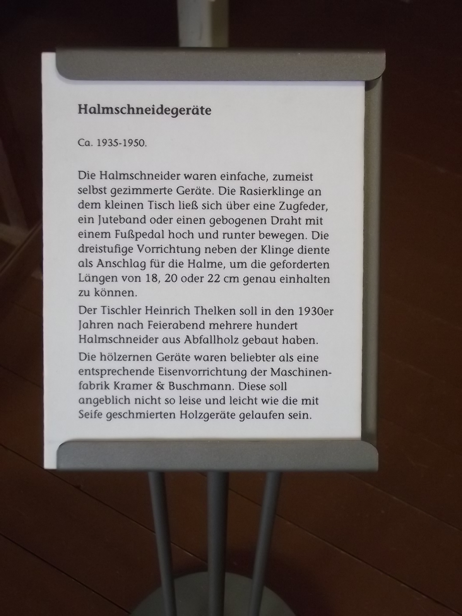 Im Museum für Strohverarbeitung Twistringen - Info Halmschneidegeräte