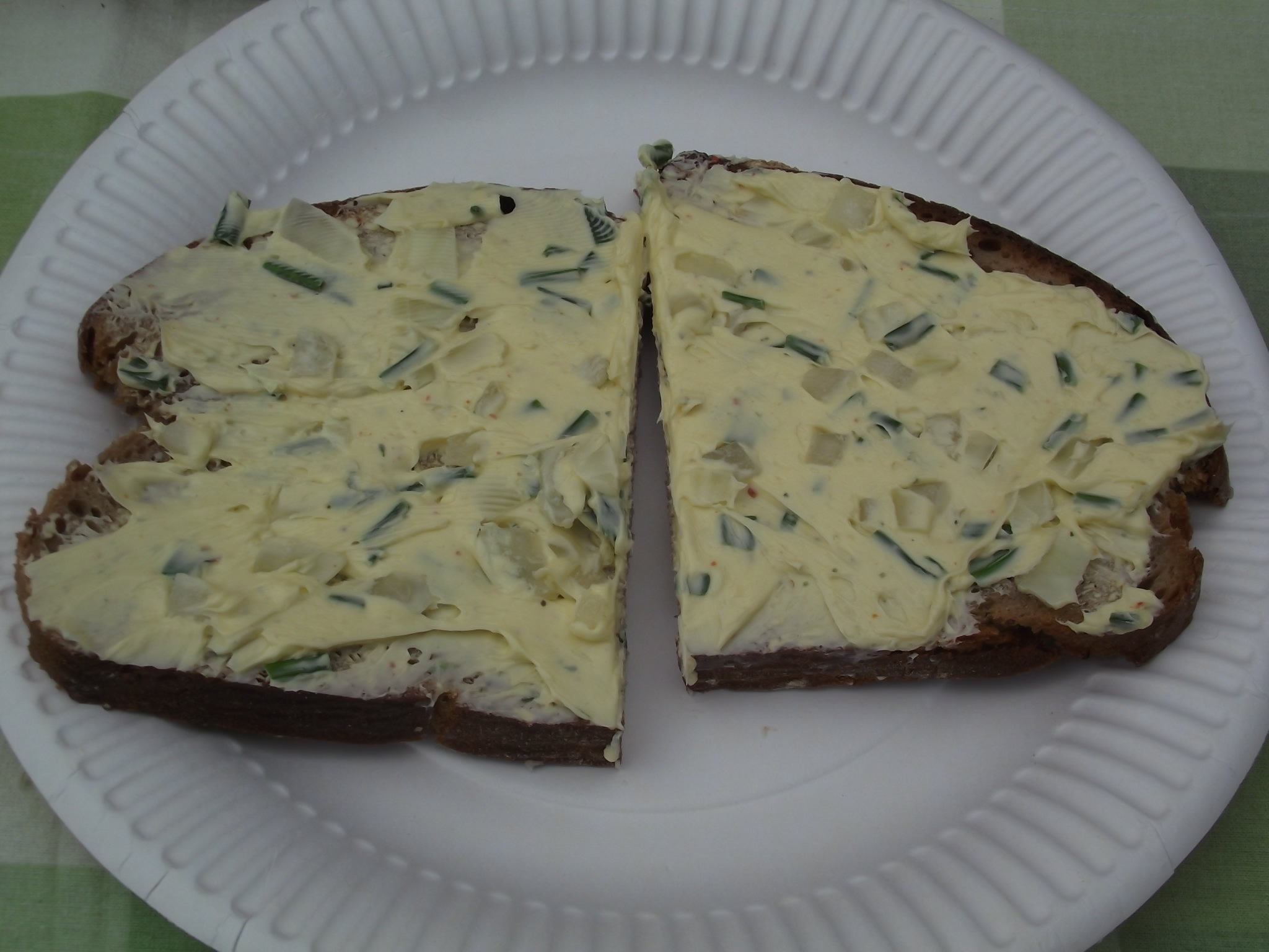 Dötlinger Gartenkultour 2012 - Stein- und Wassergarten Familie Krüger - Eine Scheibe Steinofenbrot mit Kräuterbutter