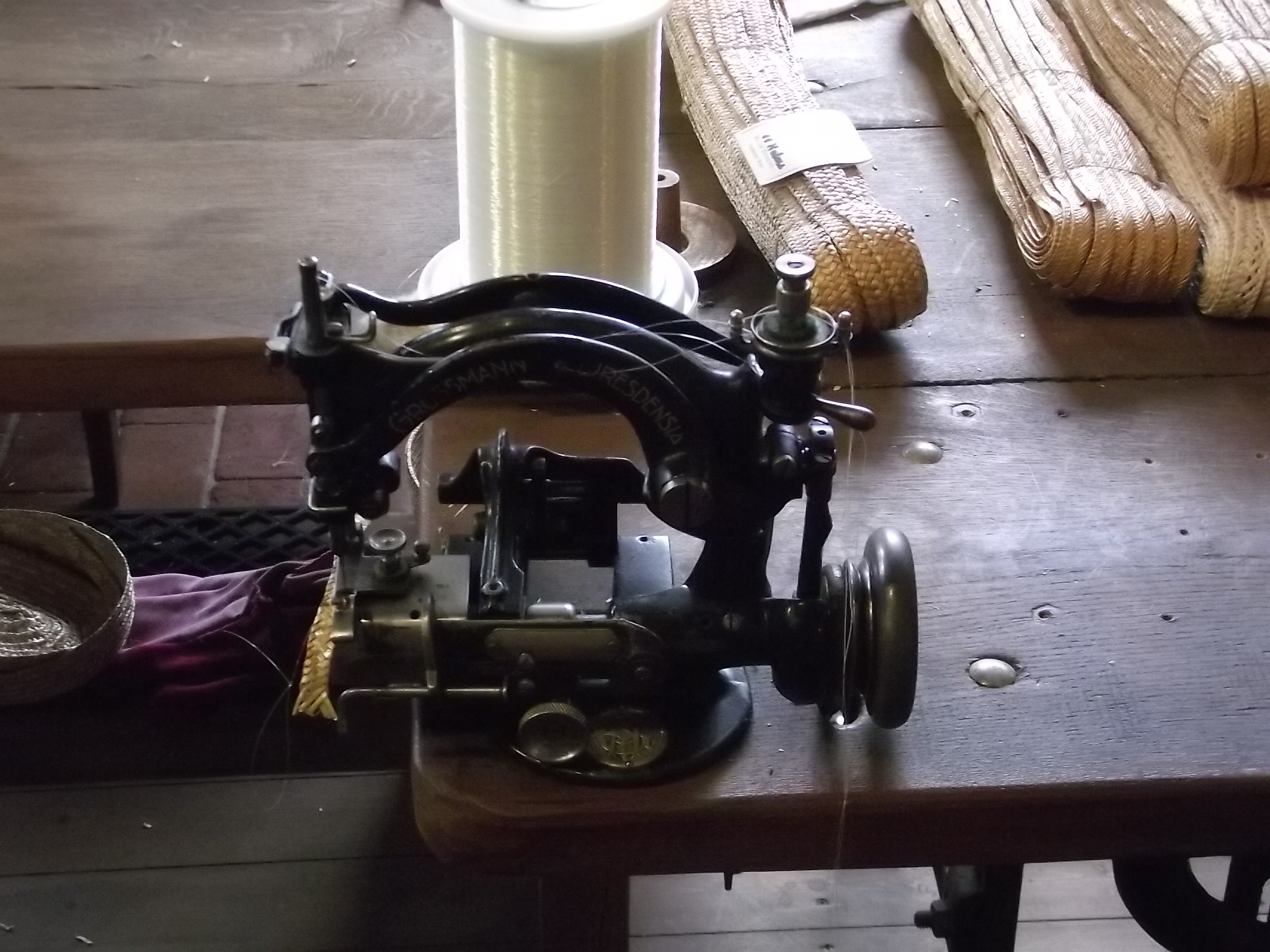 Im Museum der Strohverarbeitung in Twistringen - Nähmaschine für Strohhüte