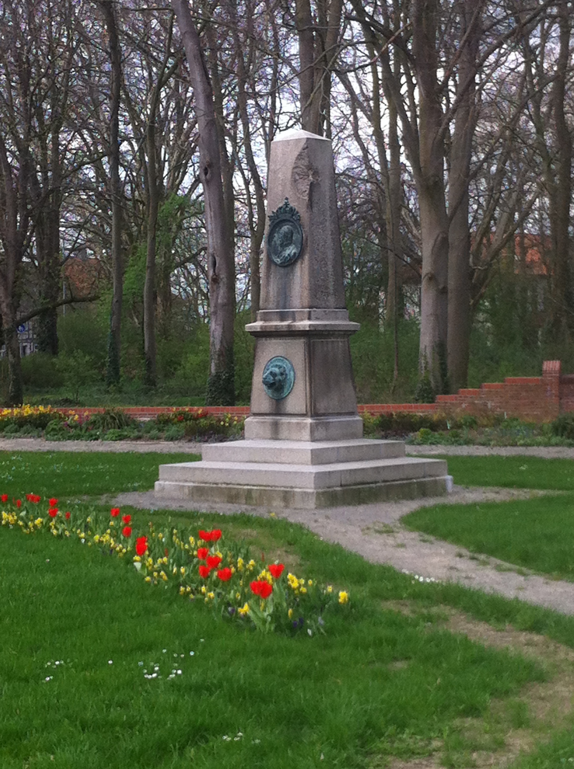 Der steinerne Obelisk des Herzog-Wilhelm-Denkmals