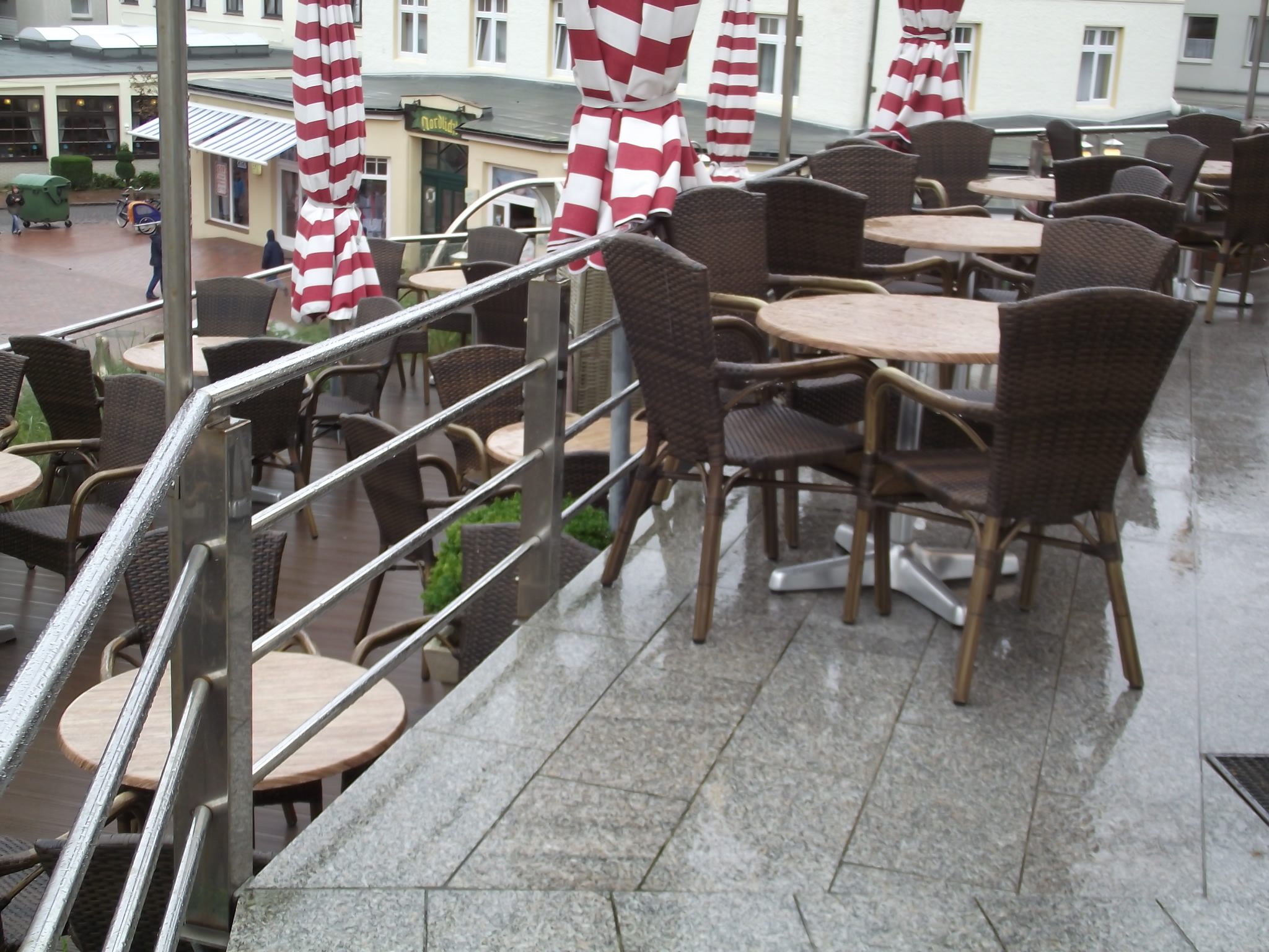 Café Pudding auf Wangerooge - Terasse im Regen