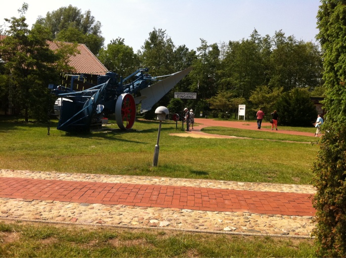 Auf dem Weg zum Eingang vom Museumsdorf