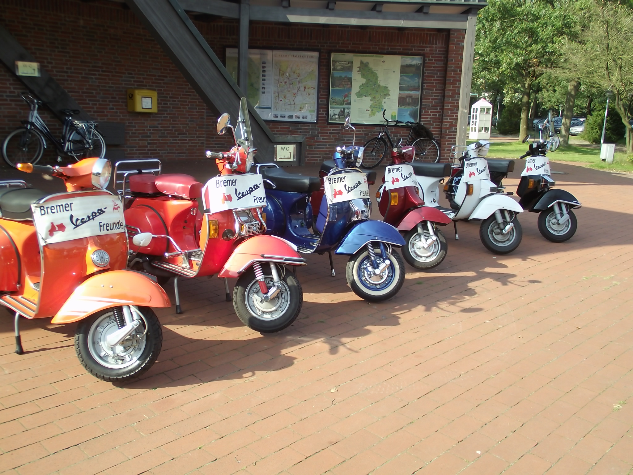 Museumsdorf Cloppenburg - Vor dem Info Gebäude schöne VESPA Roller von den Bremer VESPA Freunden