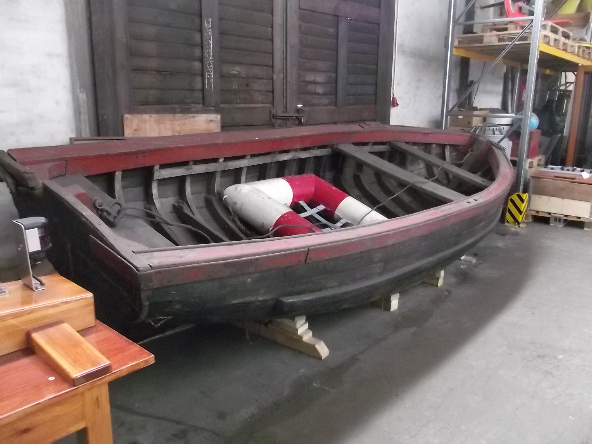 Noch ein anderes Holzboot mit Rettungsgerät