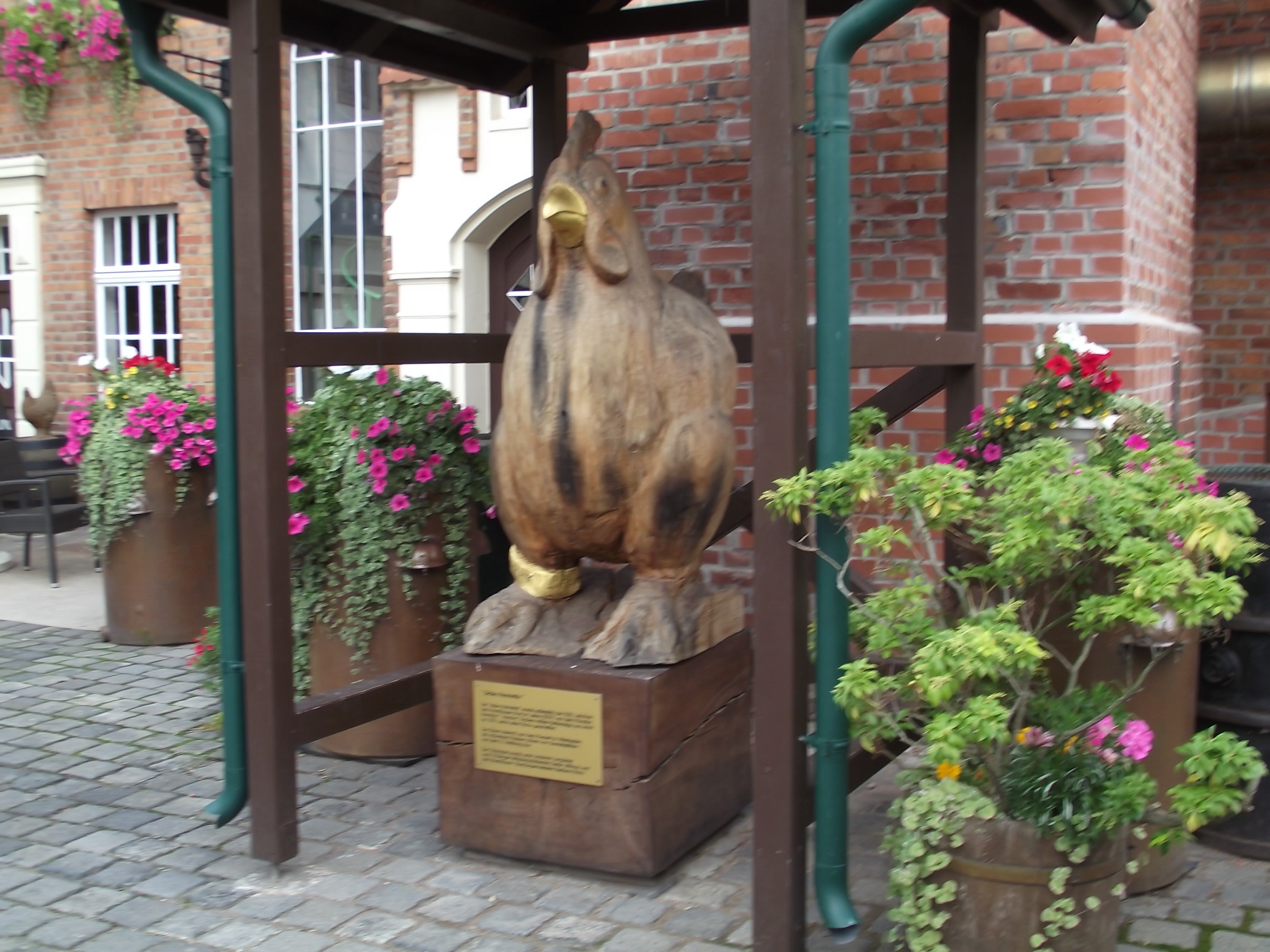 Echter Nordhäuser Traditionsbrennerei in Nordhausen - Die Henne Henriette aus einer 300 Jahre alten Eiche vom Kurpark in Wiesbaden