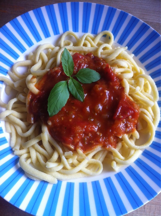 Spätzle mit frischer Tomatensauce mediterran gewürzt