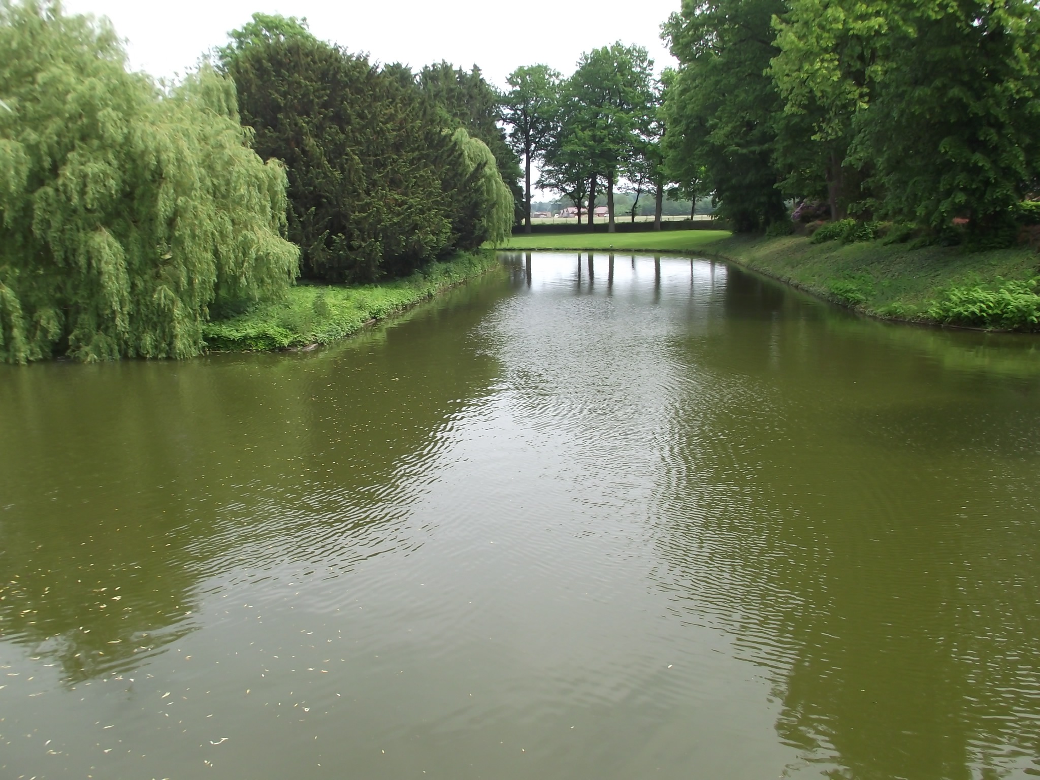 Wassergraben an der Burg Droste zu Hülshoff