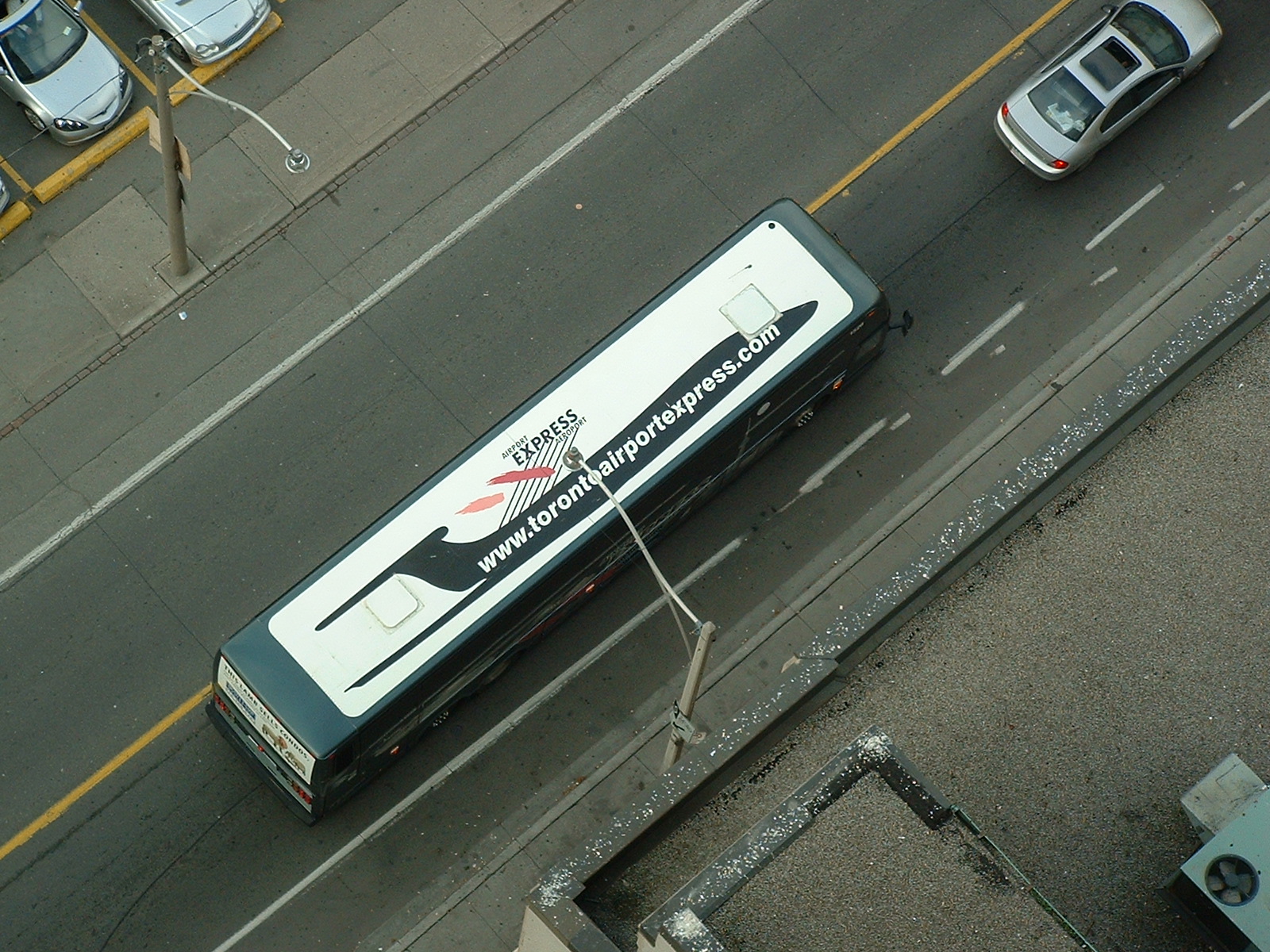 Toronto mit TUI gebucht - Blick aus dem Hotel auf den Flughafen Bus Shuttle