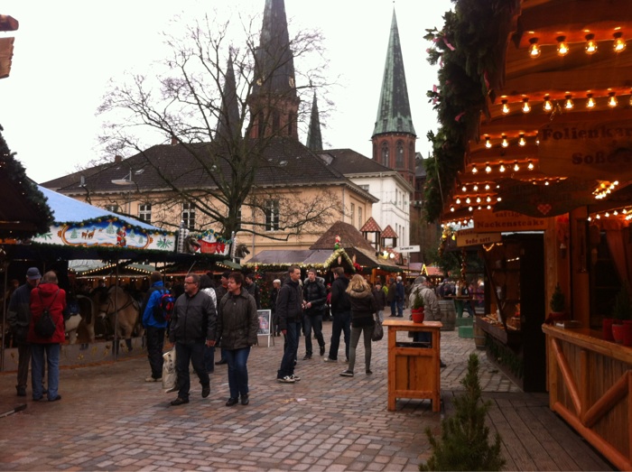Der Lambertimarkt vor der St. Lamberti Kirche in Oldenburg