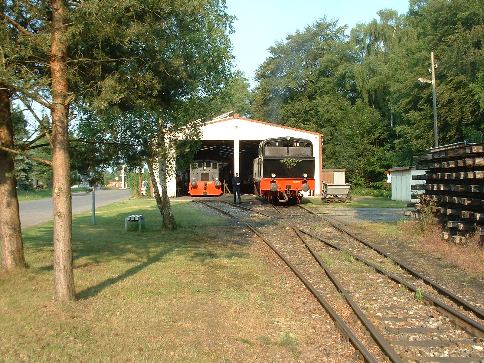 Die Lok vor der Halle am Bahnhof Harpstedt