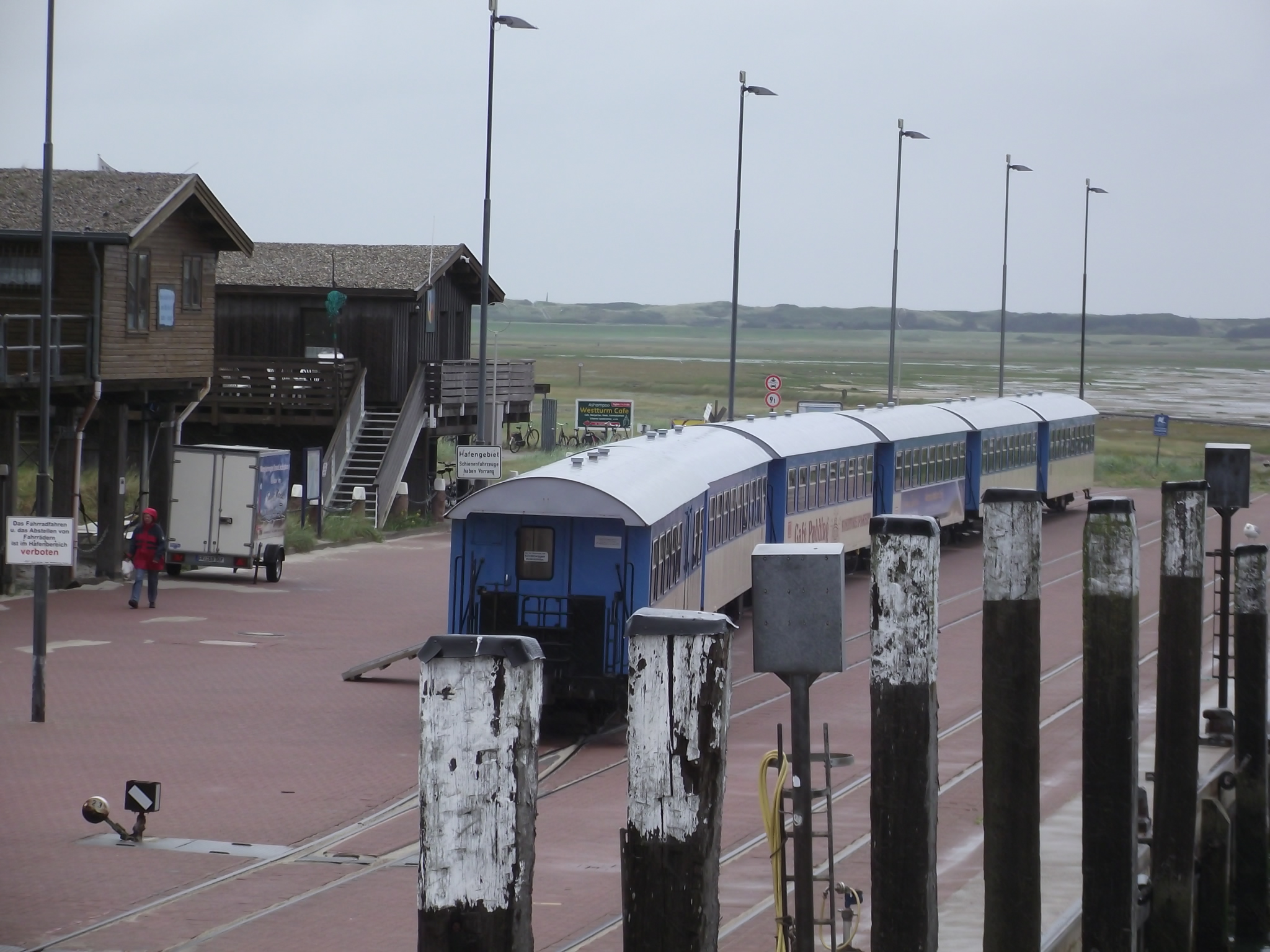 Anleger von Wangerooge - Die Inselbahn steht schon bereit.