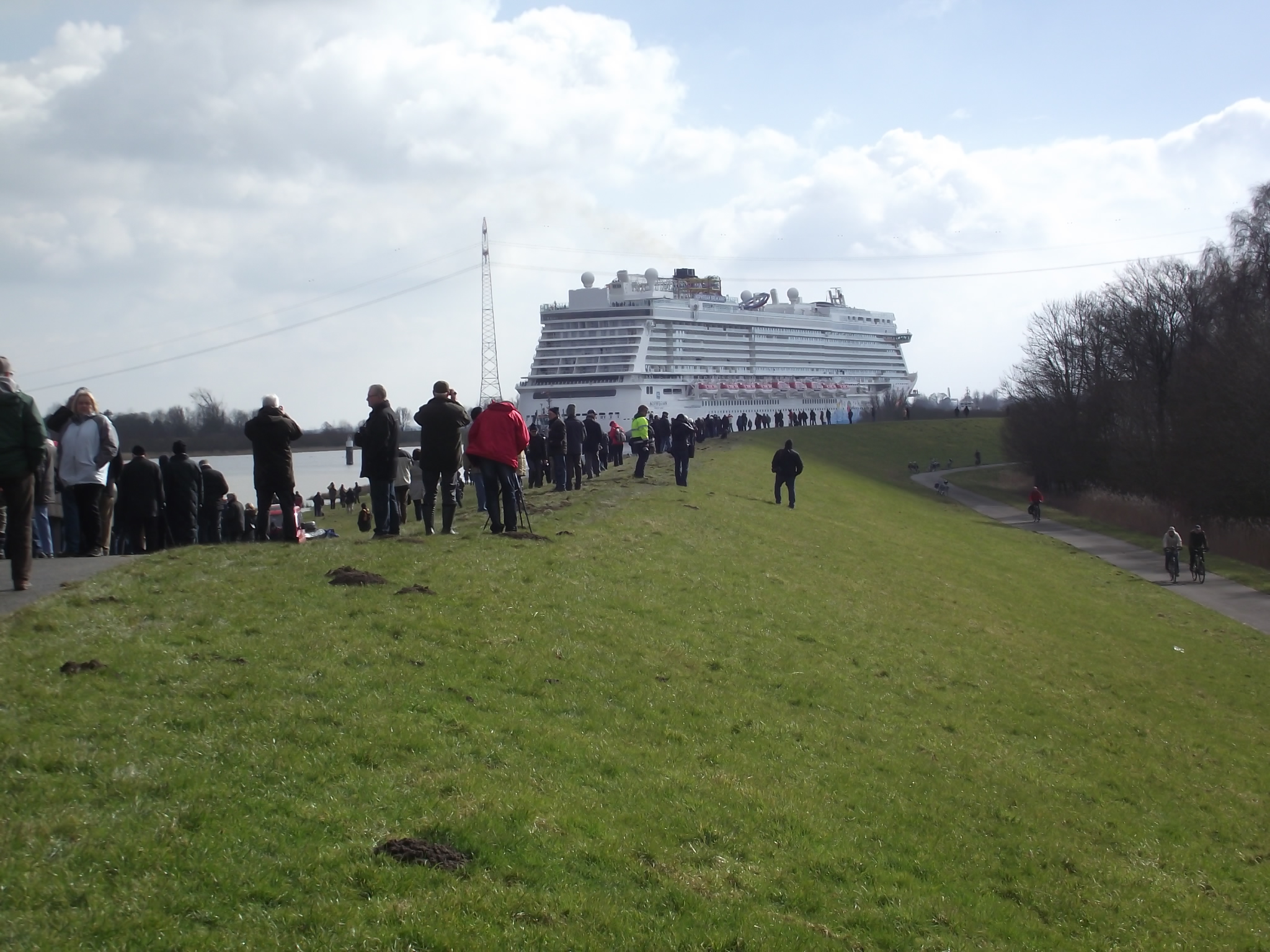 Überführung der Norwegian Breakaway am 13.3.2013 in Weener