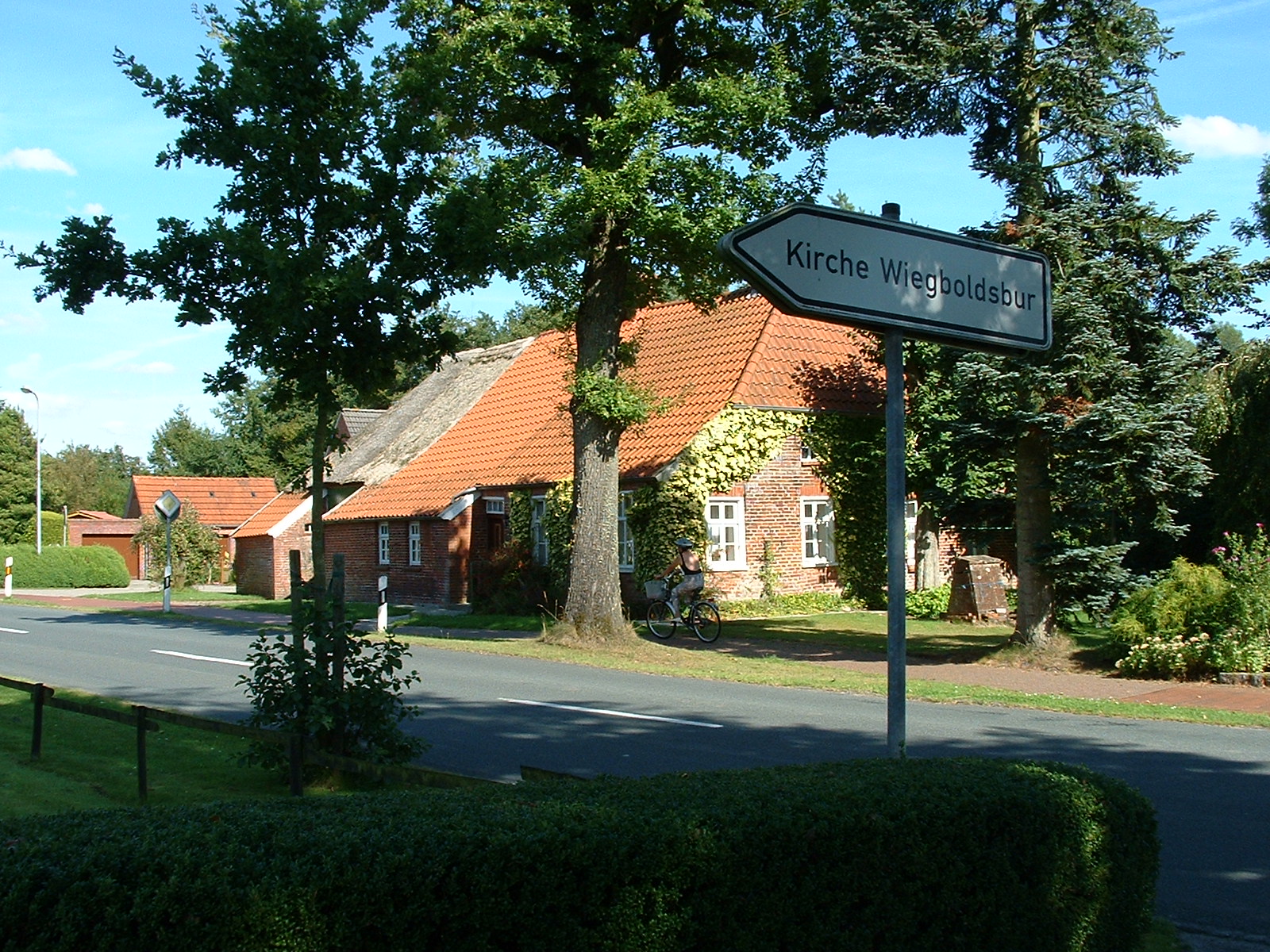 Die Wibadikirche in Wiegboldsbur - Ostfriesland - Hinweisschild an der Hauptstraße