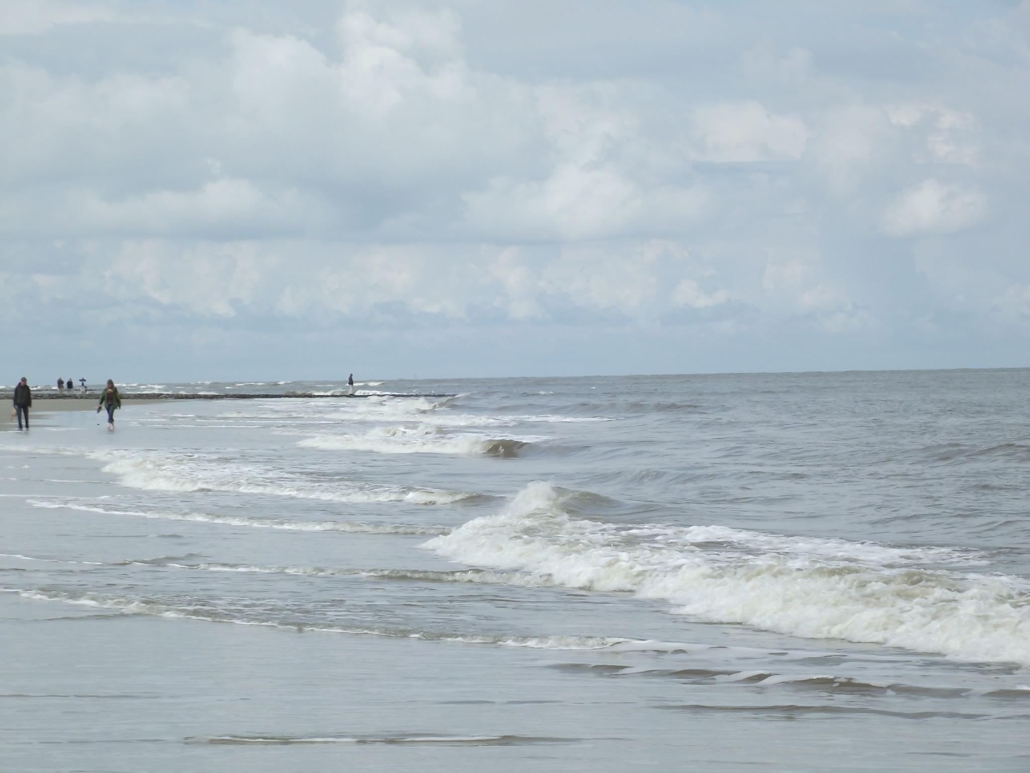 Wangerooge an der Nordsee - Spaziergang vor den Wellen