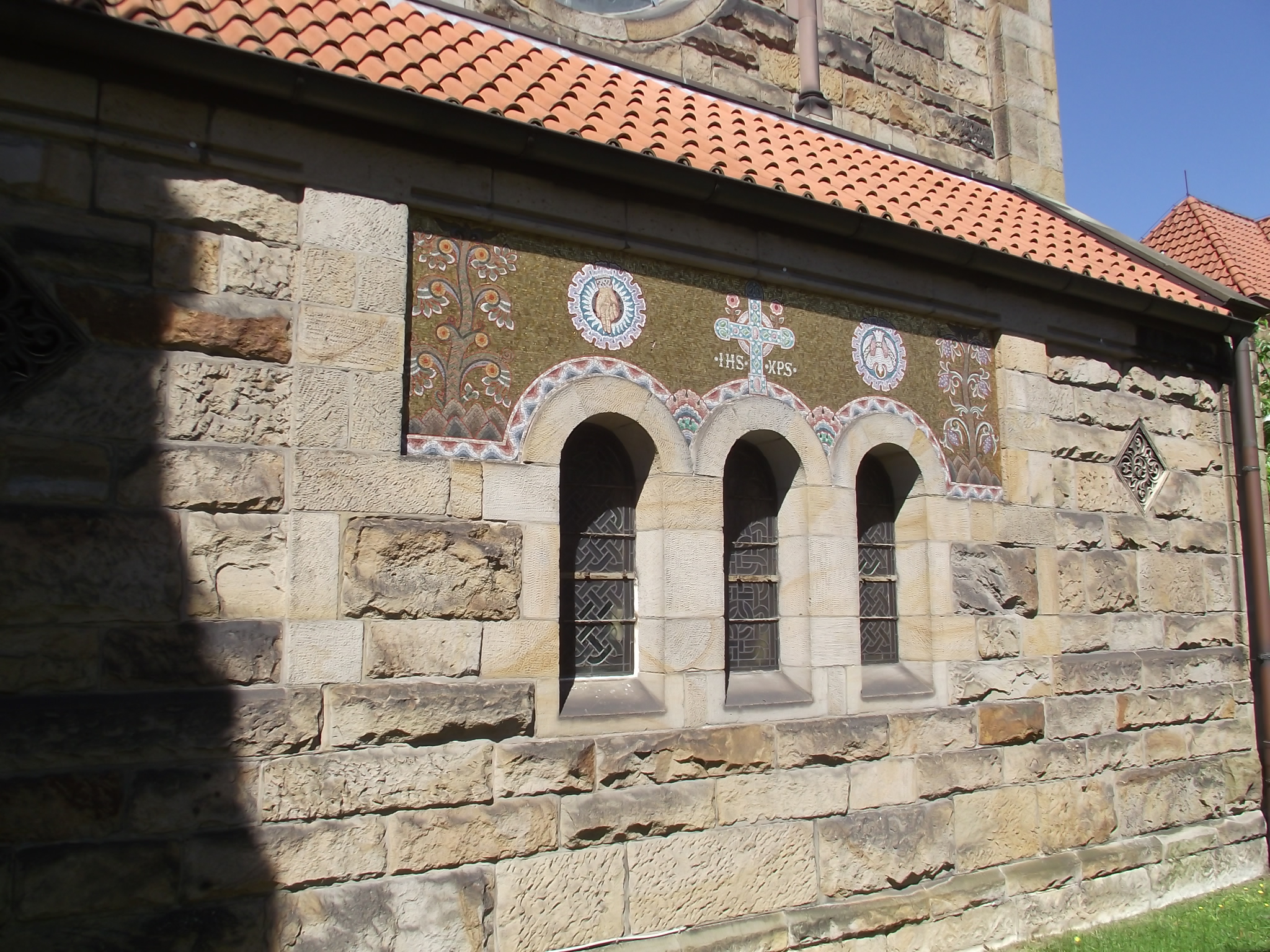 Mosaik an der Ostseite der Kirche