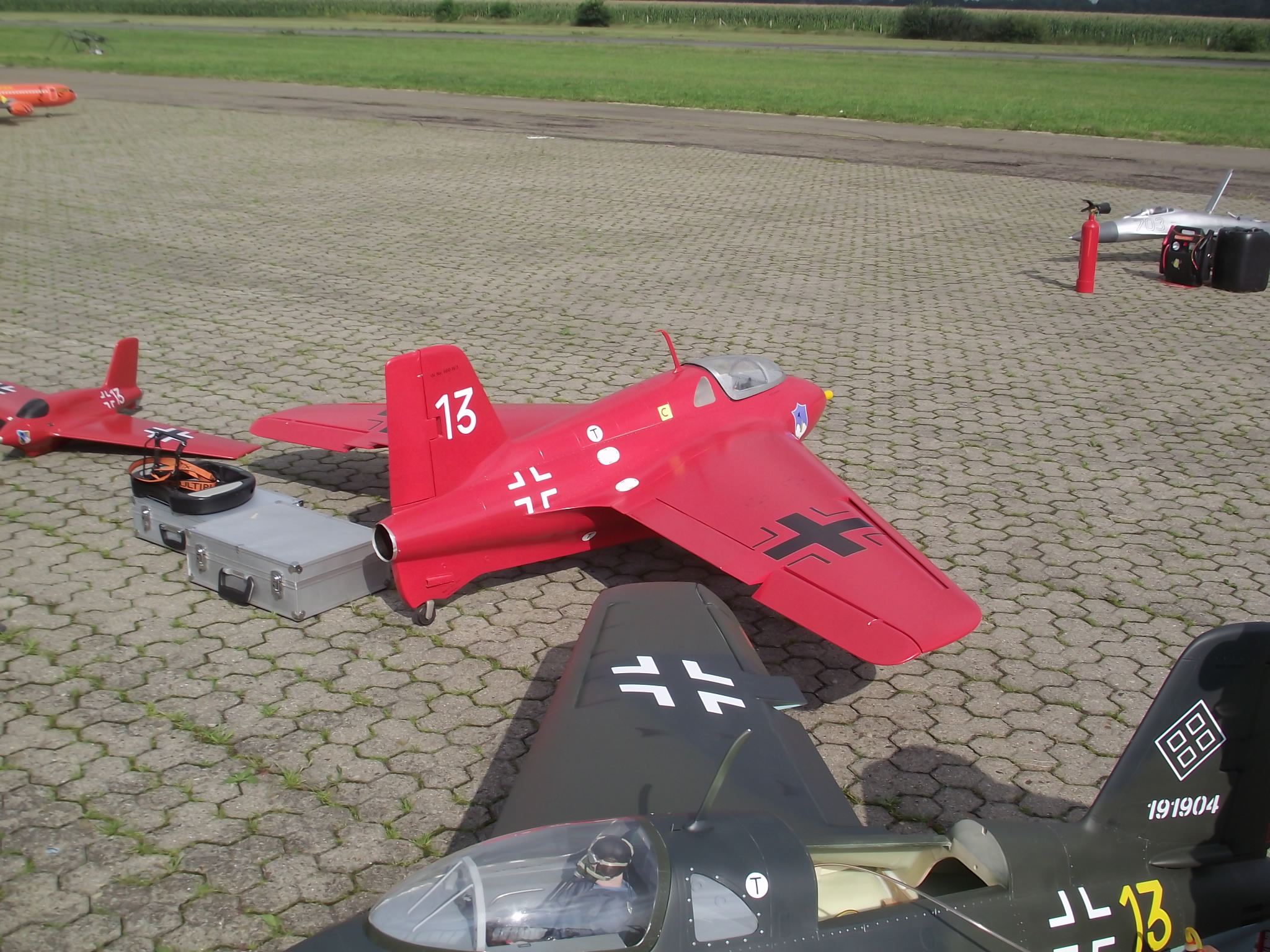 Jet-Flugtage in Ganderkesee - hier werden die Modelle präsentiert - kleine und große Kampfflieger