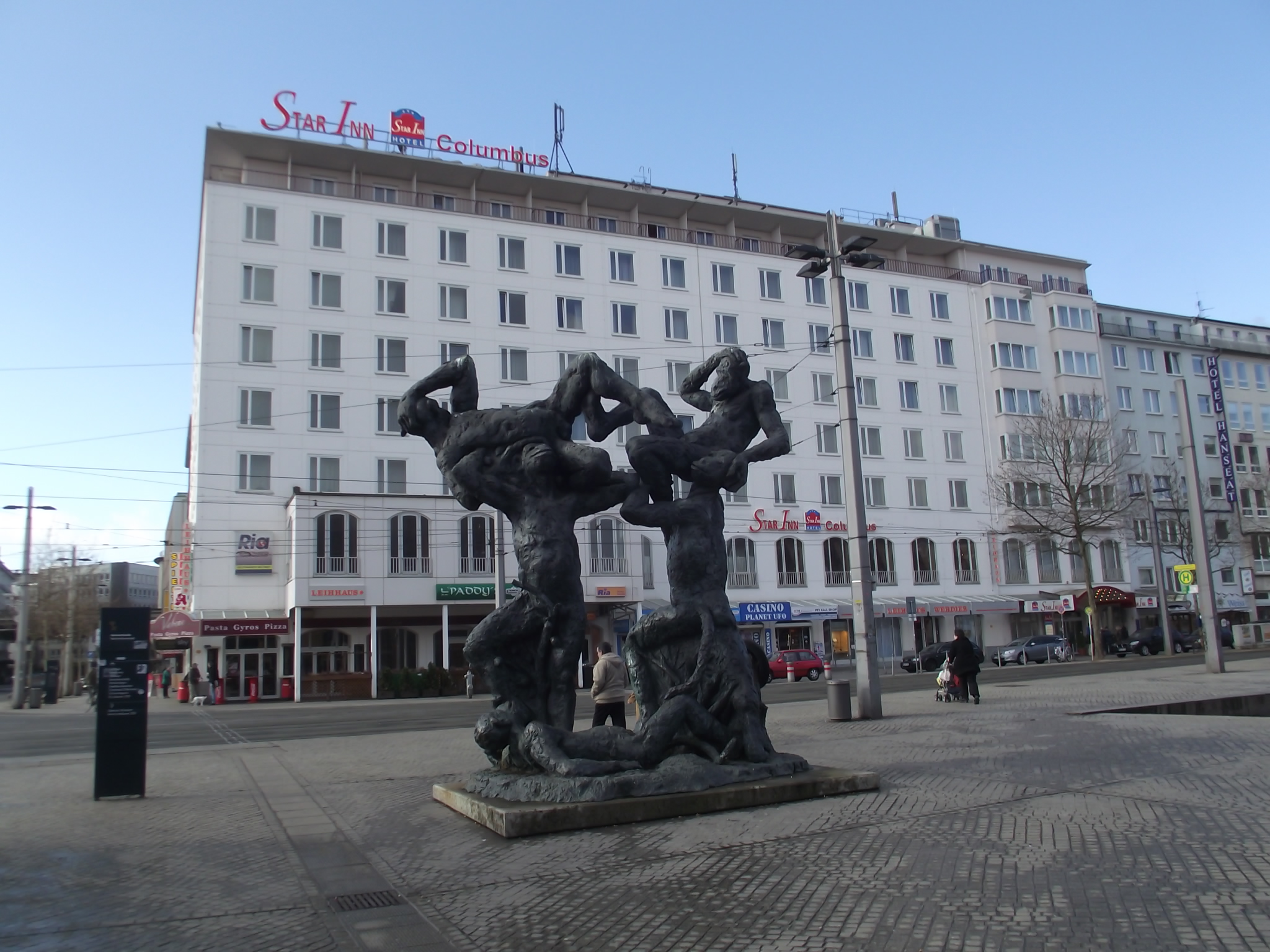 Hotel vor dem Hauptbahnhof in Bremen
davor das Affentor von J&ouml;rg Immendorff, heute am 5.3.2012 verladen, geht nun nach Salzburg
