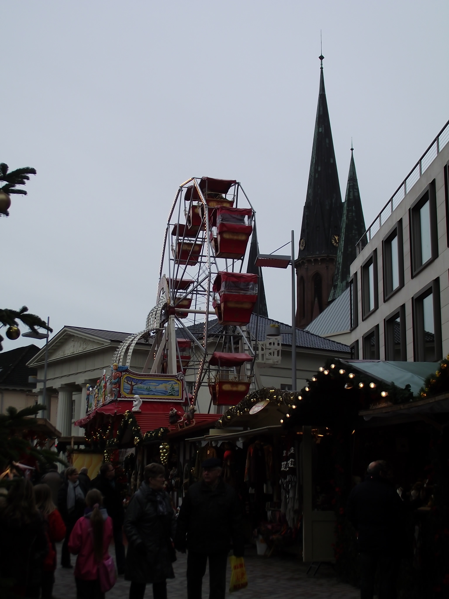 Lamberti Markt Oldenburg - kleines Riesenrad vor der Kirche
