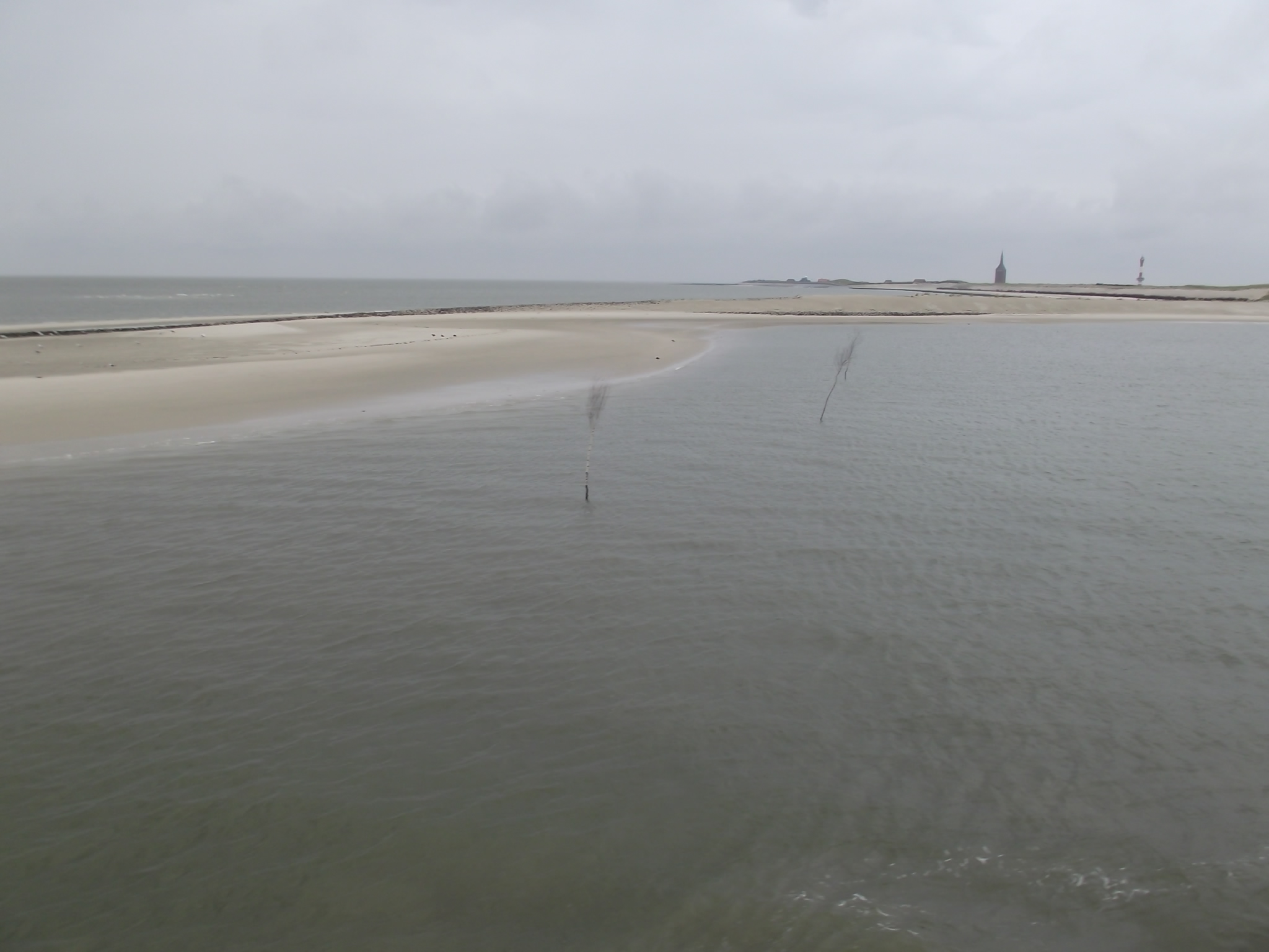 Einfahrt zum Hafen in Wangerooge, noch ganz klein die Jugendherberge Wangerooge &quot;Westturm&quot;