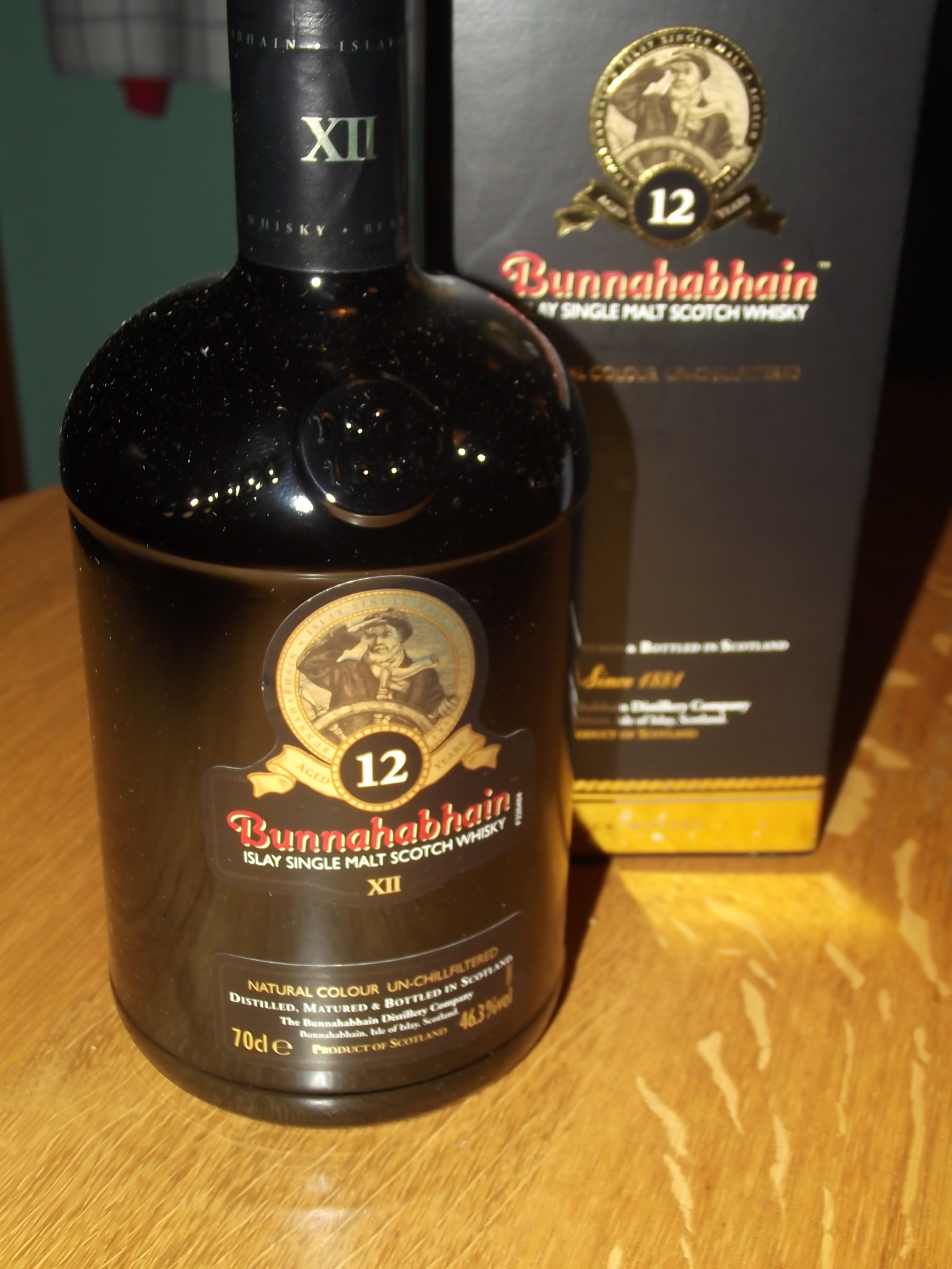 Bunnahabhain 12 yo 0,7 l   (32,90 EUR)
Von der Insel Islay kommt er und hat 12 Jahre im Fass verbracht. ... Der Whisky schmeckt leicht torfig leicht nach Sherry