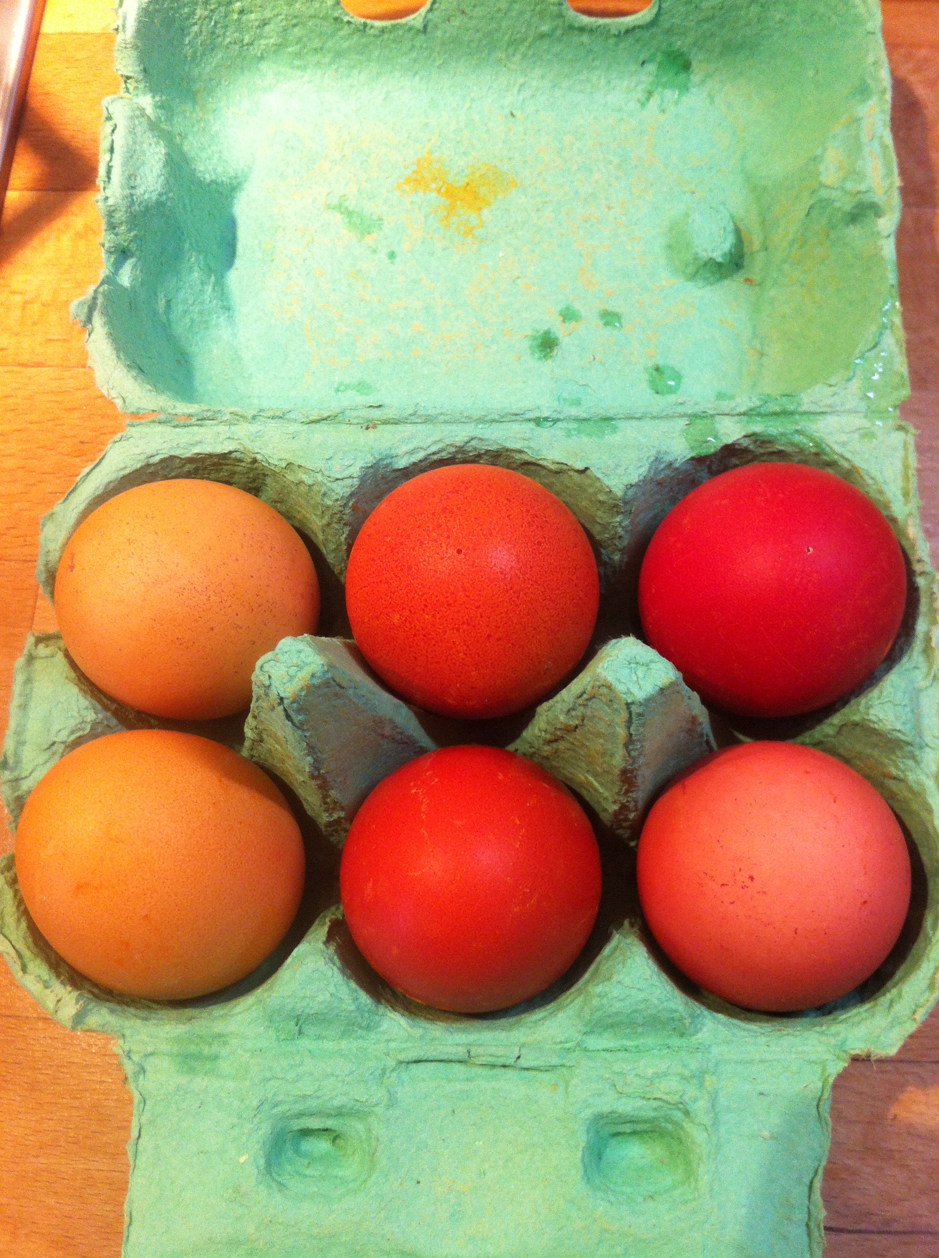 Braune Eier gefärbt mit nawaro Natur Eierfarben - drei von fünf
