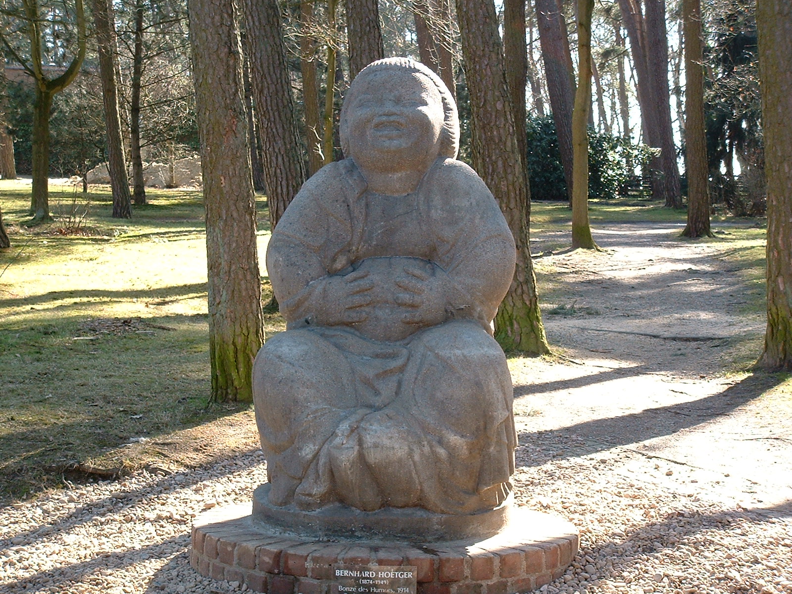 Der lachende Buddha auf dem Weg vom Parkplatz zum Kaffee Verrückt. Bronze Skulptur von Bernhard Hoetger