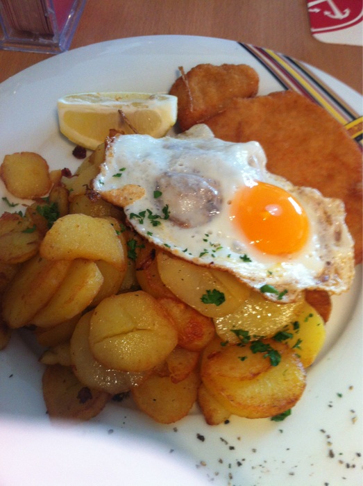 Schnitzel a la Meier mit Bratkartoffeln und Spiegelei