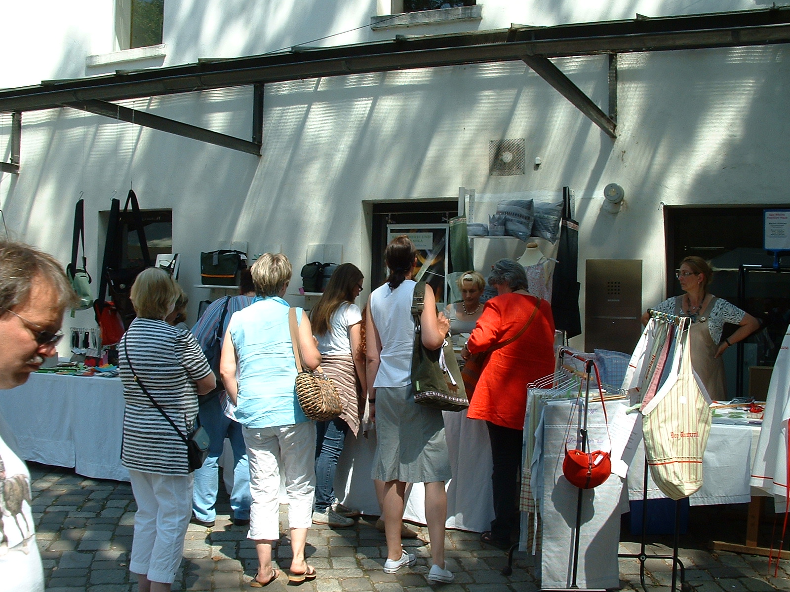 Schloß Lüntenbeck - Stand der Bandweberei Kafka - großer Andrang am Stand